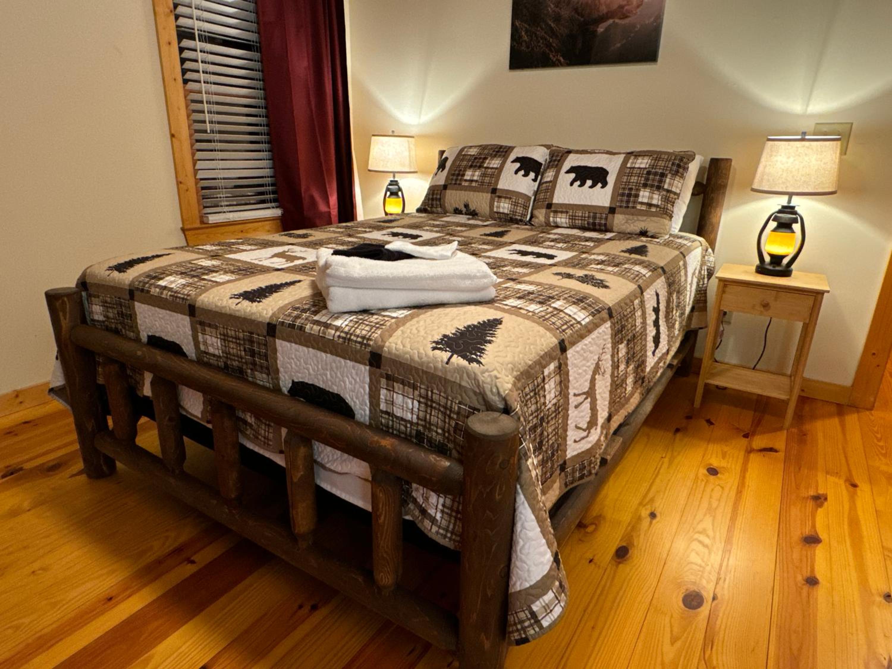 Luxury Cabin Hot Tub, Theater, Dog Run & Fire Pit