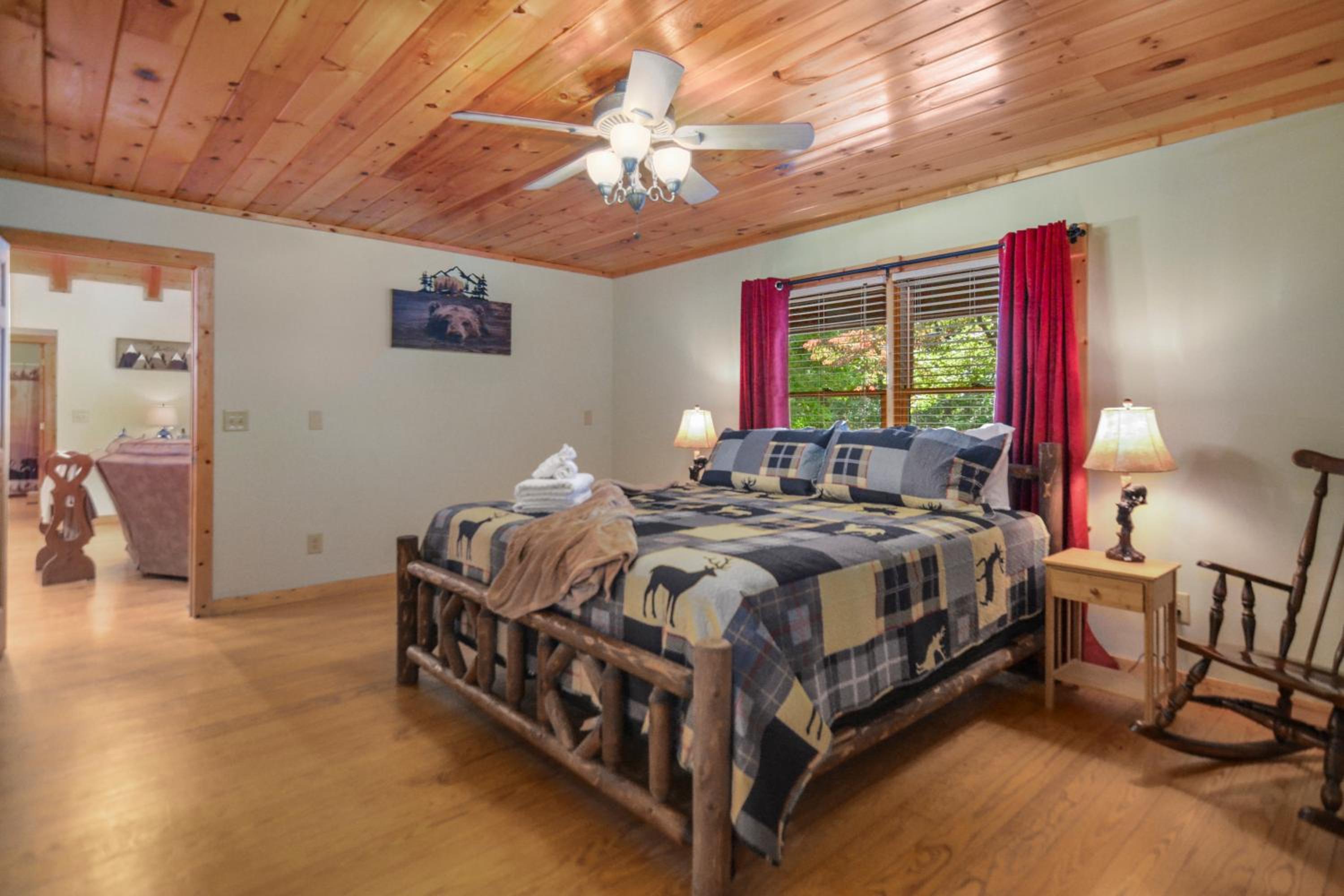 Luxury Cabin Hot Tub, Theater, Dog Run & Fire Pit