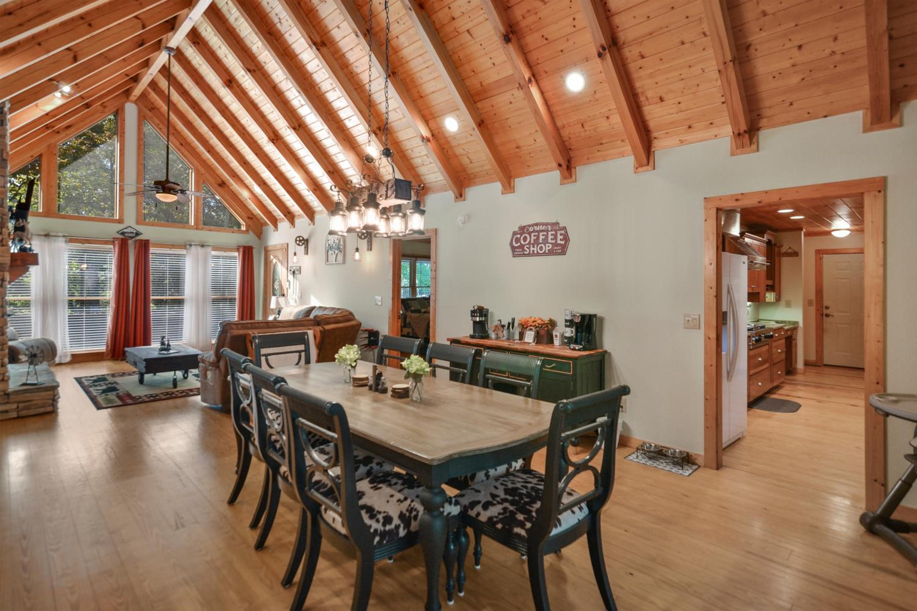 Luxury Cabin Hot Tub, Theater, Dog Run & Fire Pit