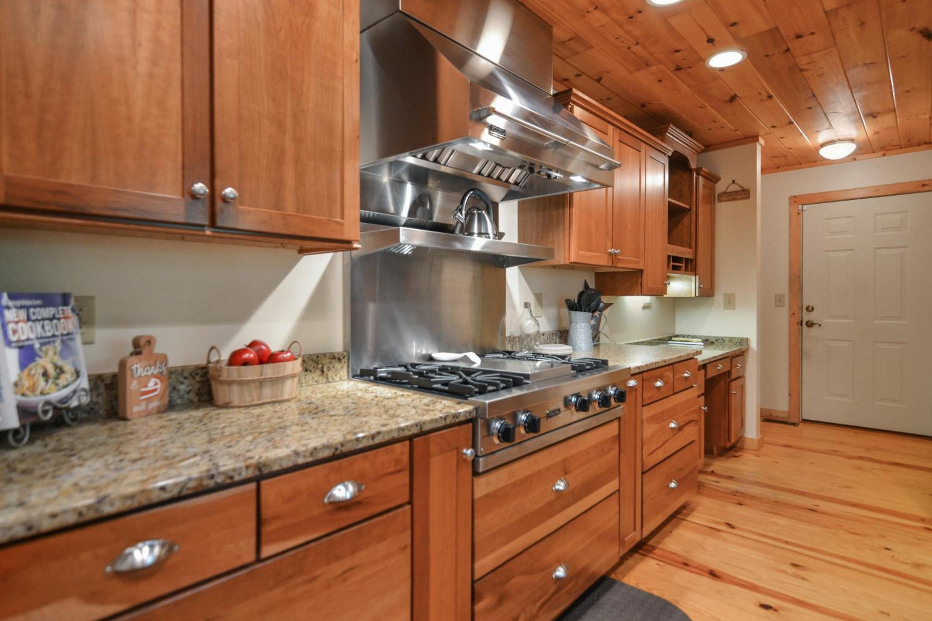 Luxury Cabin Hot Tub, Theater, Dog Run & Fire Pit