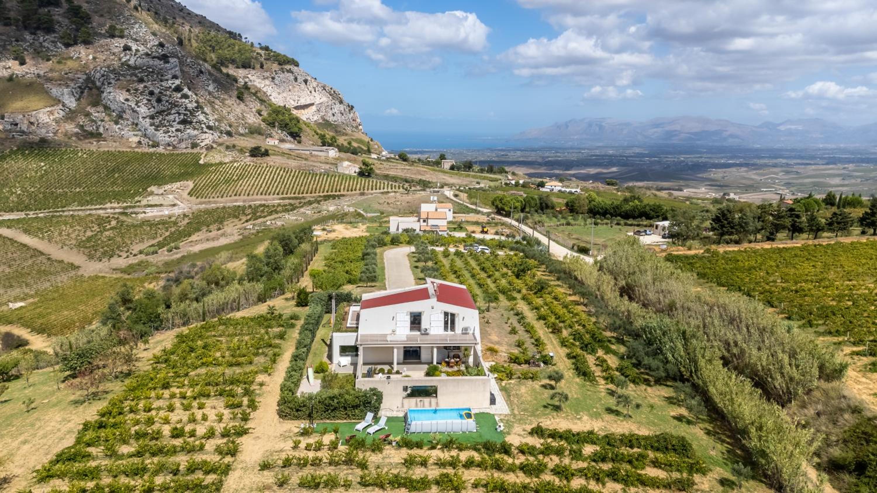 Villa Bonifato vista sulle campagne e sul mare siciliano COZY HOUSE ITALY view 3