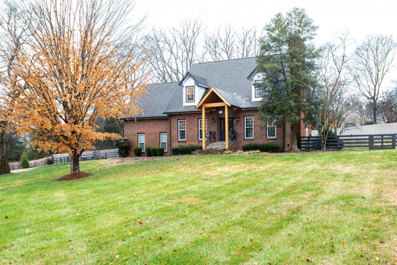 Charming Oxford Glen Estate 3bed 2.5bath Fire Pit view 3
