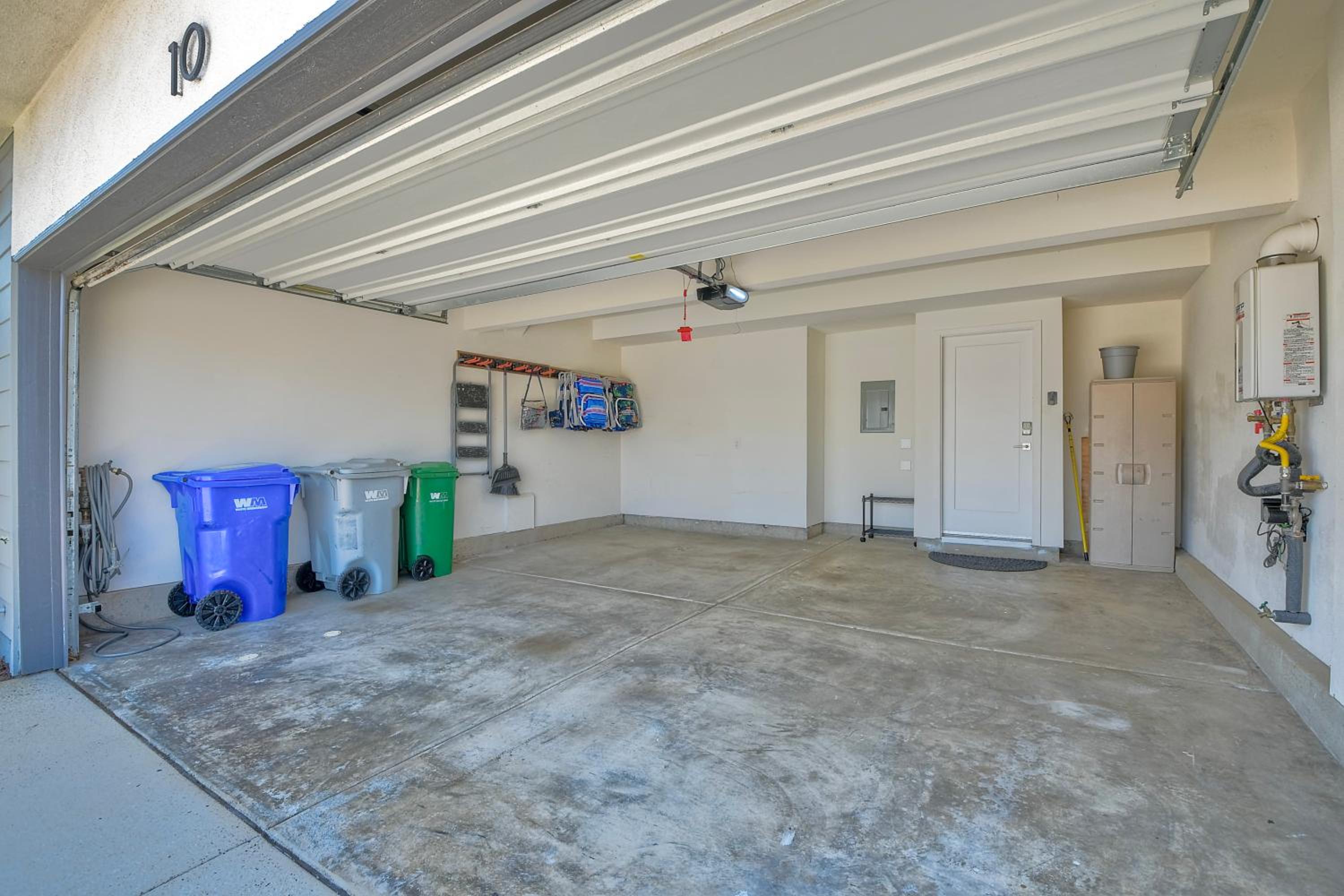 Blocks To Beach - Coastal Beach Decor - Garage Parking - Gated Community - 30 Day Fully Furnished view 5