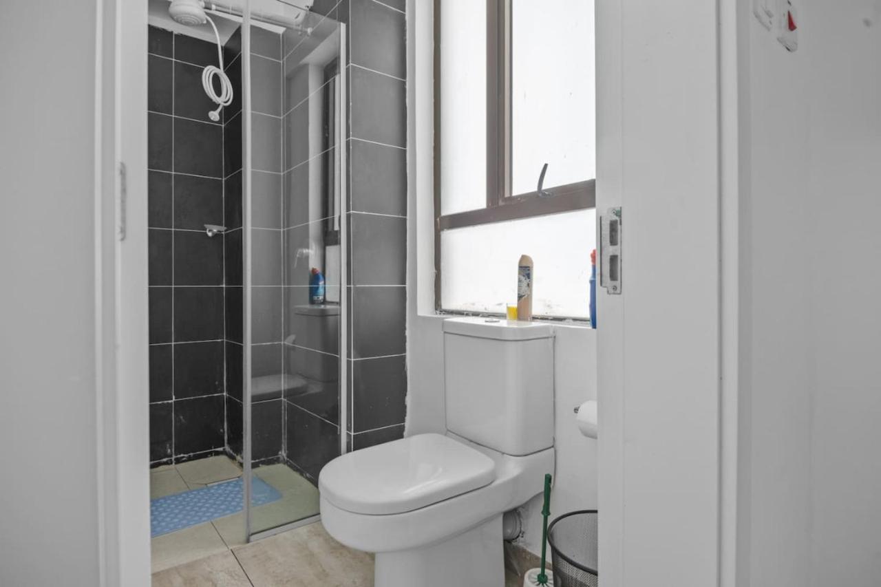 Stylish and Spacious 1Bedroom Apartment with King Bed in Prime Location