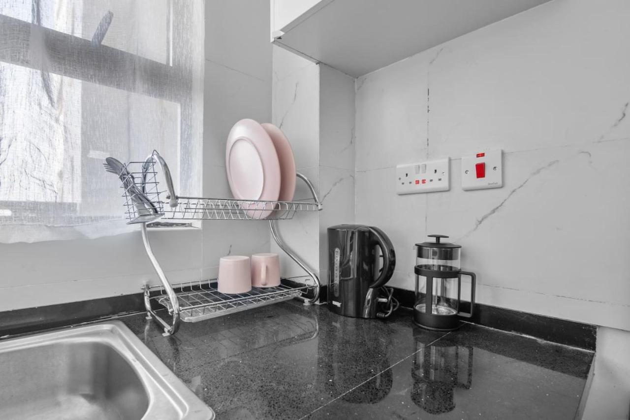 Stylish and Spacious 1Bedroom Apartment with King Bed in Prime Location