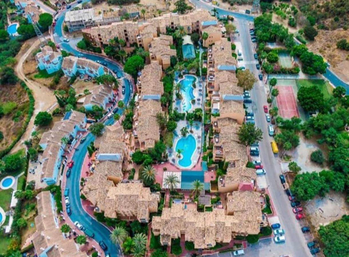 Spacious Apt in Oasis Riviera en Málaga — building