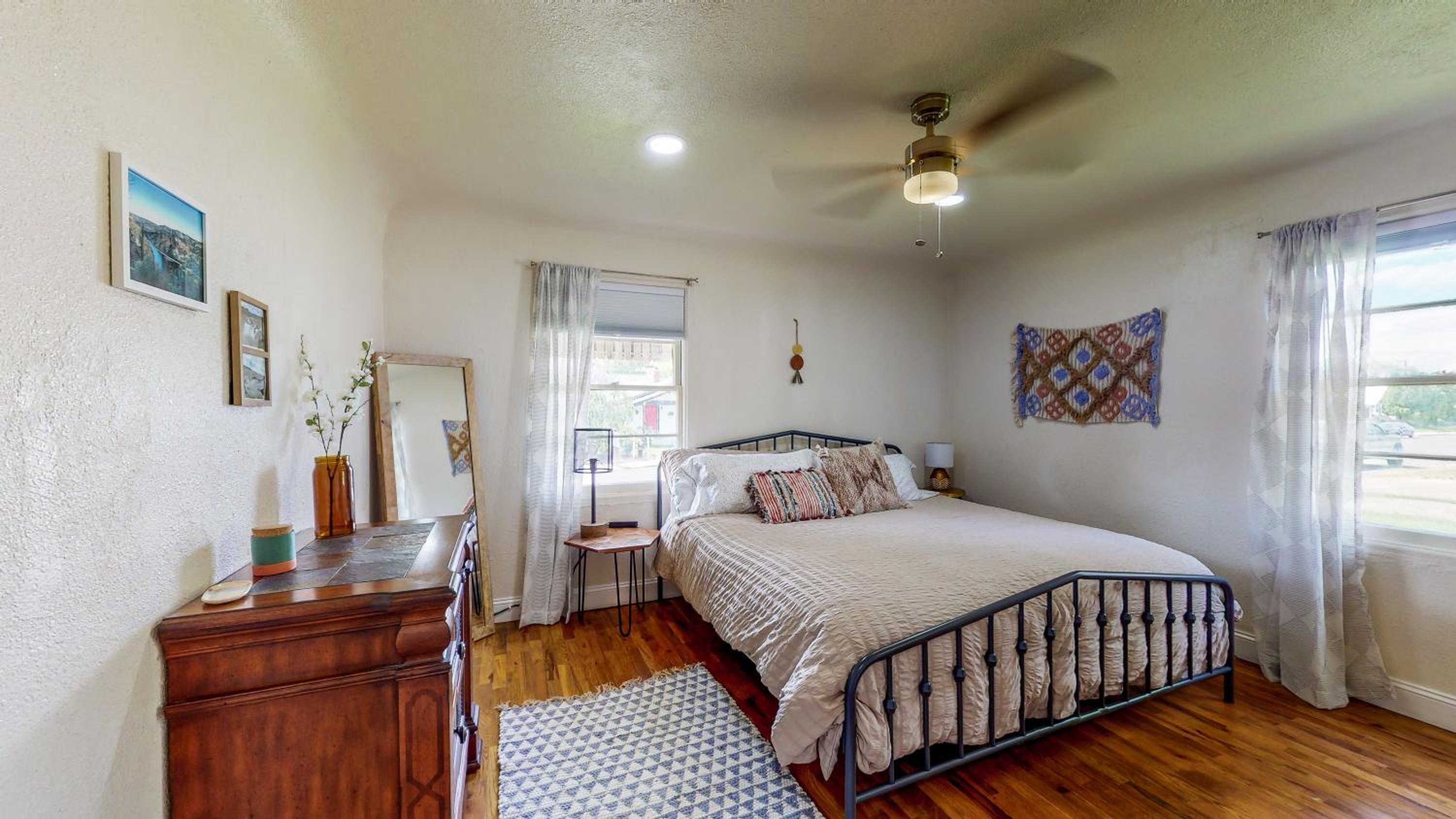 Charming Downtown Bungalow - King Bed, Office view 2