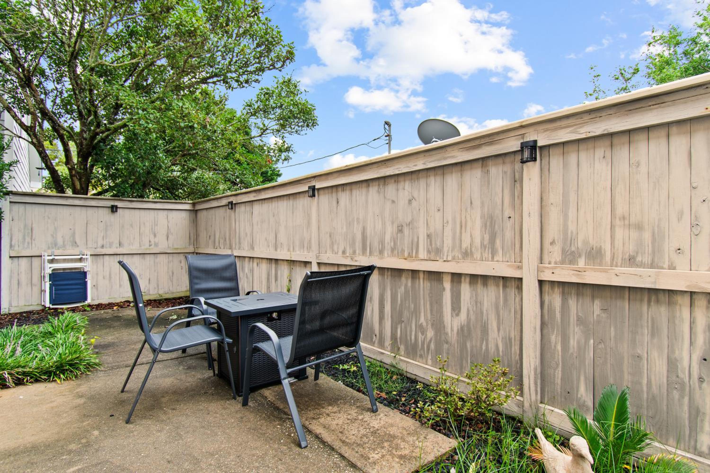 3 Blocks to Beach - Sleeps 8- 5 Bds- Backyard view 4