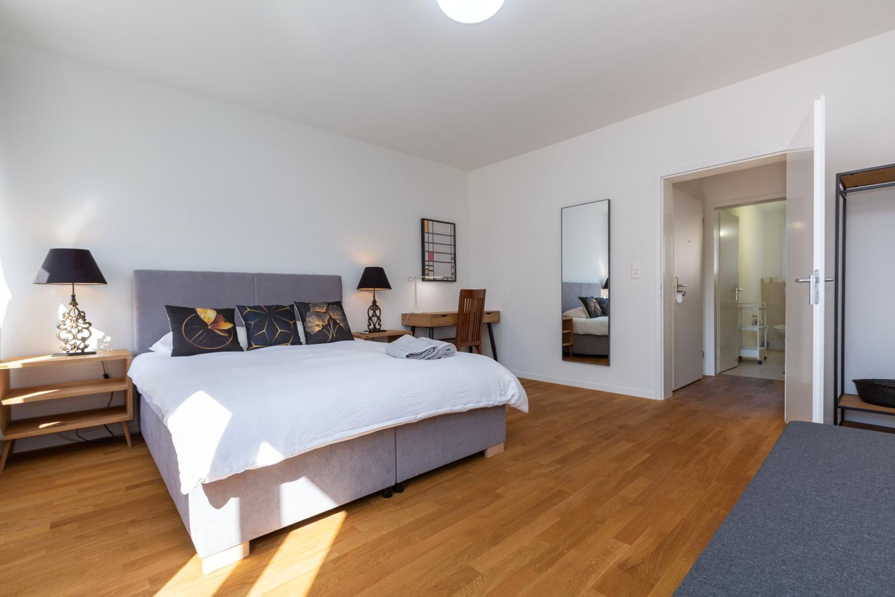KAYA Zurich Apartment 2B - Downtown 2BR Deluxe Apt