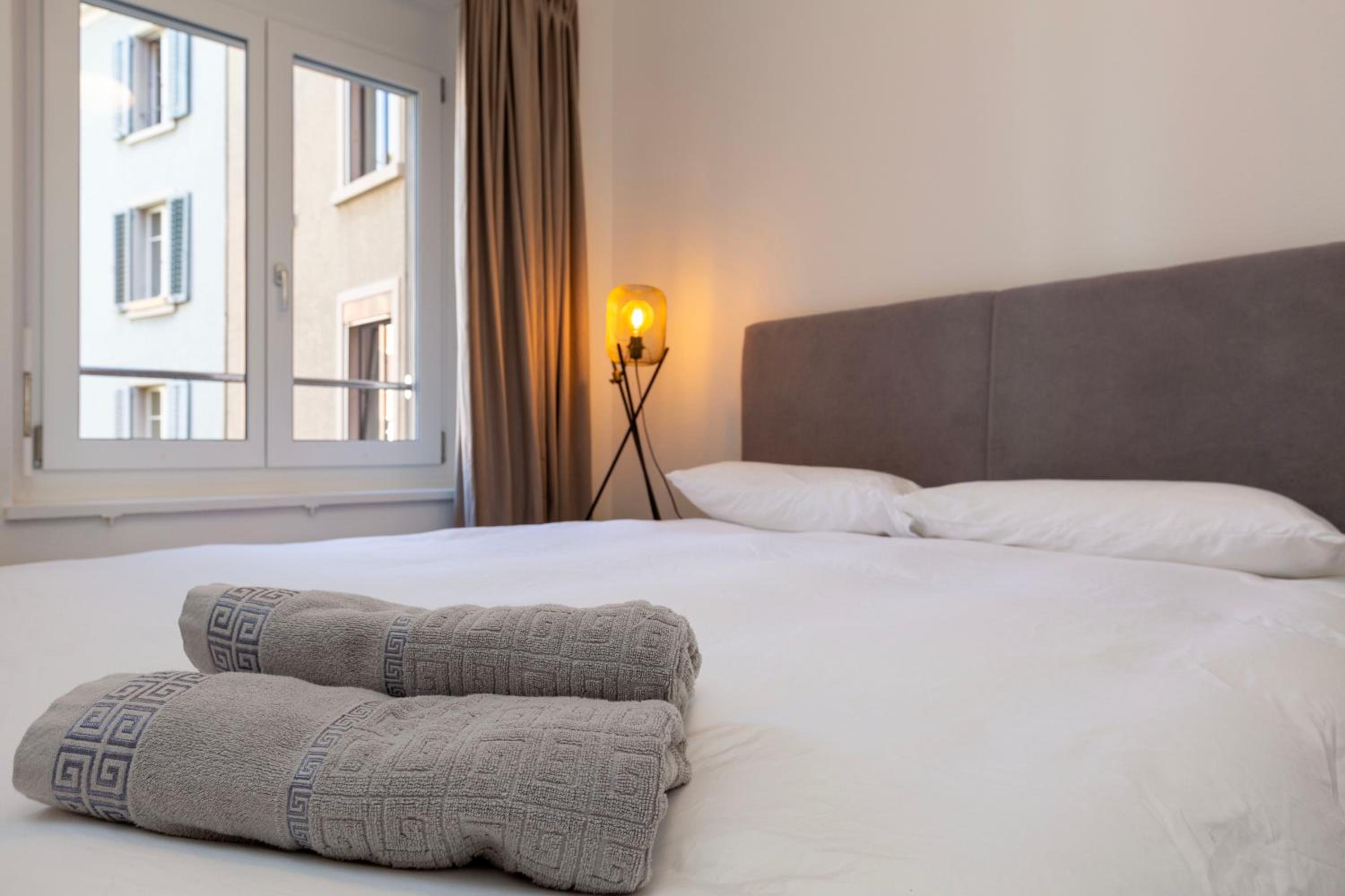 KAYA Zurich Apartment 2B - Downtown 2BR Deluxe Apt