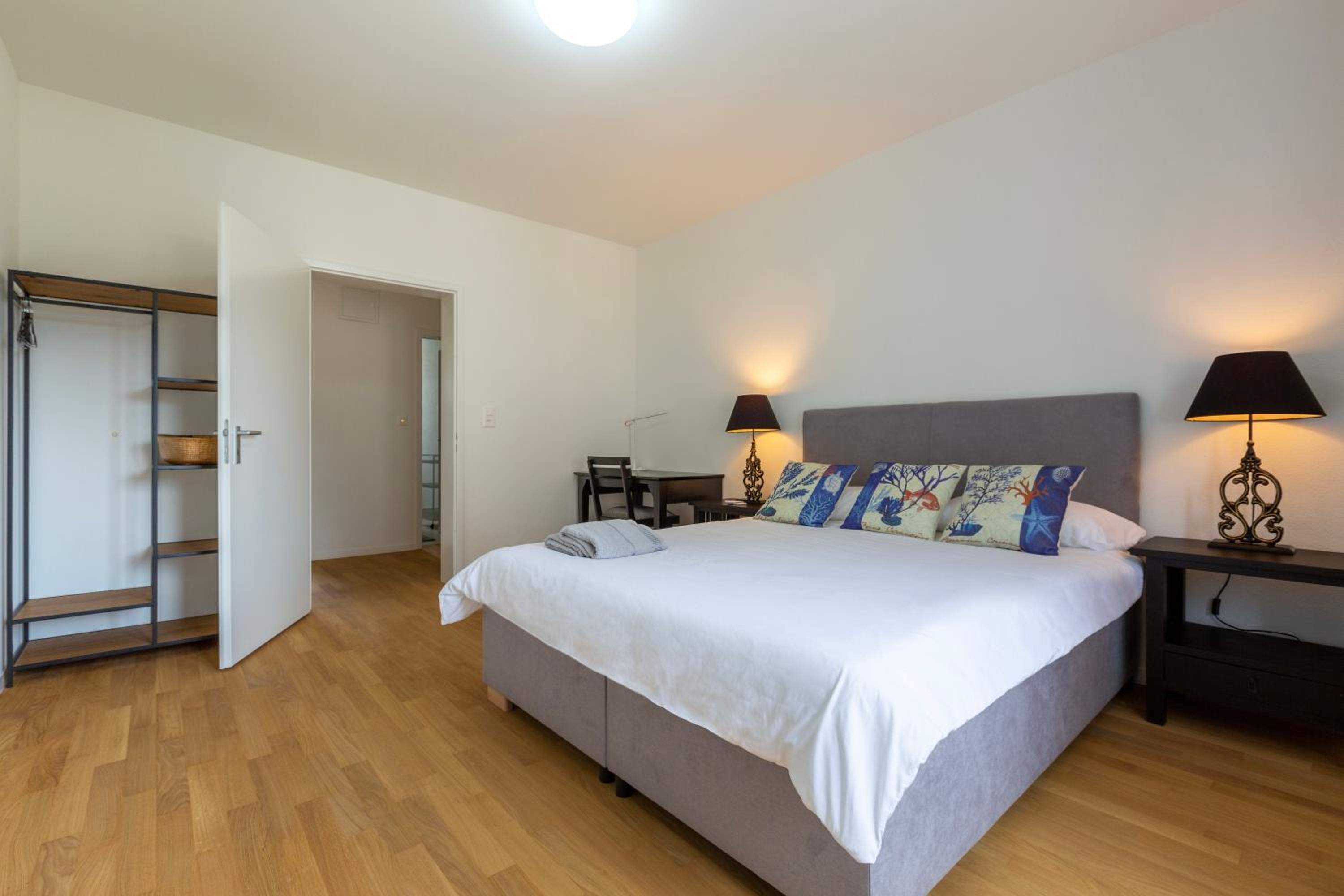 KAYA Zurich Apartment 3A - Downtown 2BR Apt with Balcony