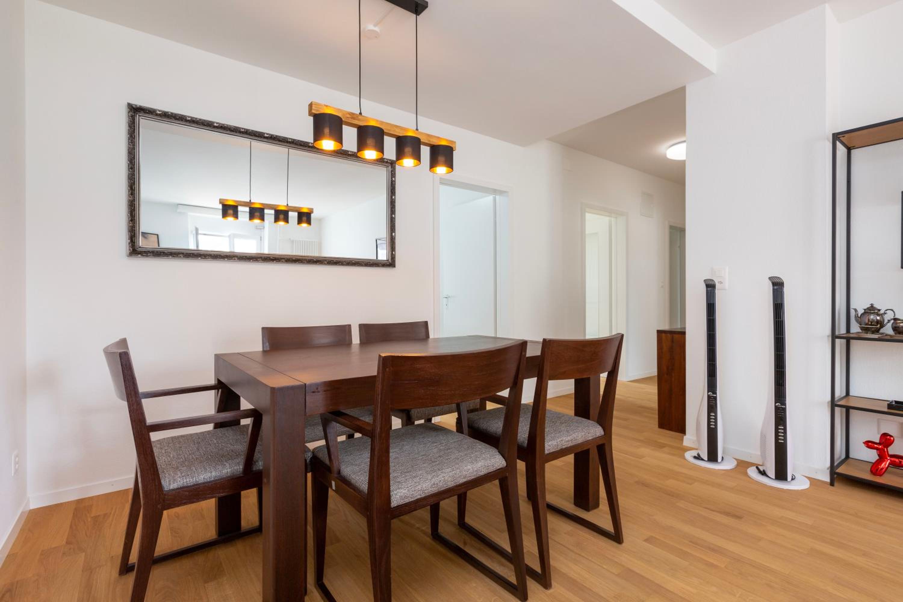 KAYA Zurich Apartment 3A - Downtown 2BR Apt with Balcony