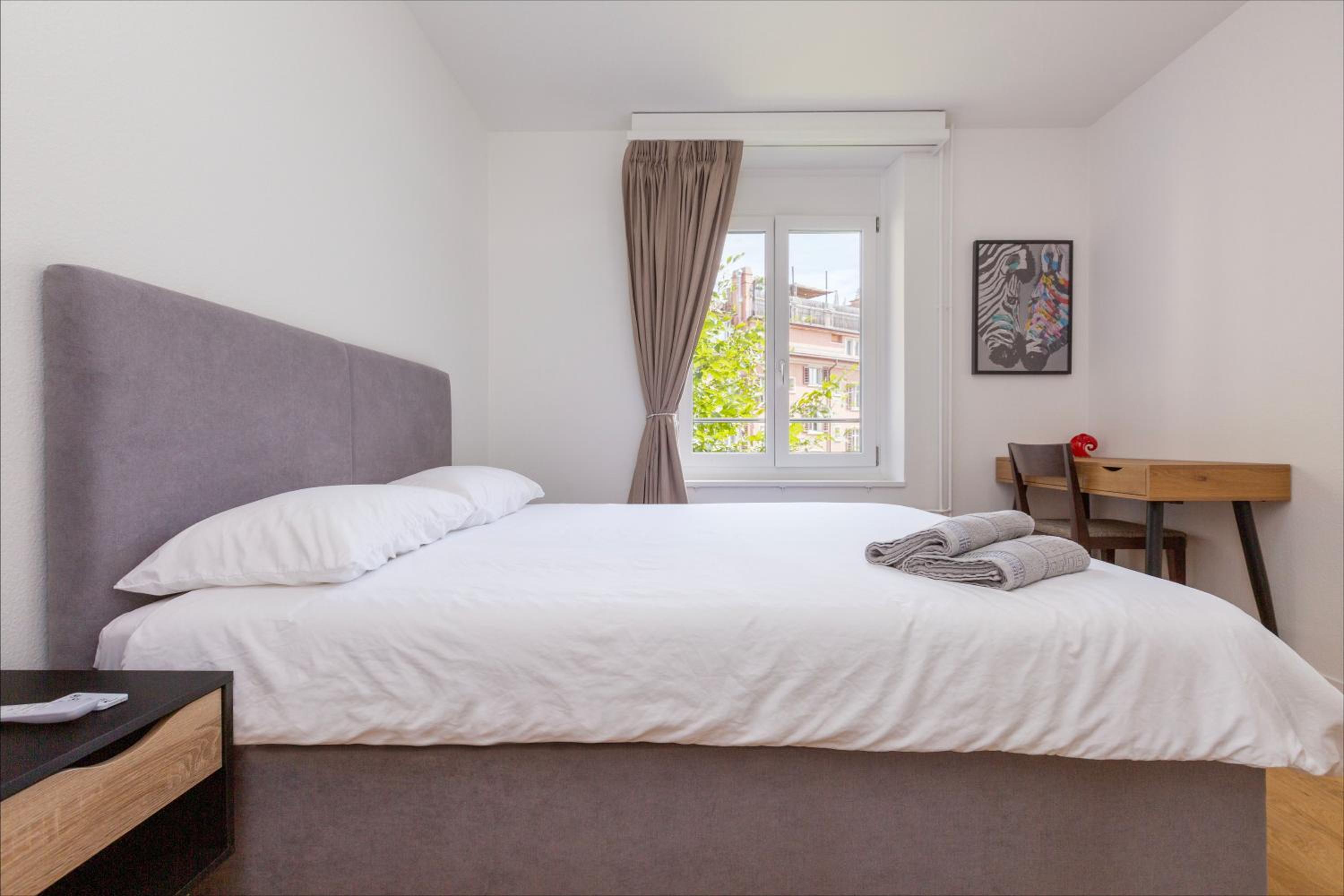 KAYA Zurich Apartment 3A - Downtown 2BR Apt with Balcony