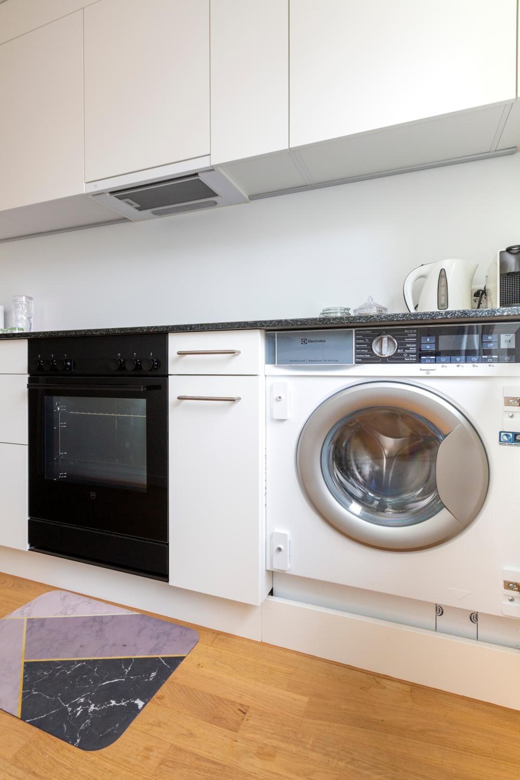 KAYA Zurich Apartment 3A - Downtown 2BR Apt with Balcony