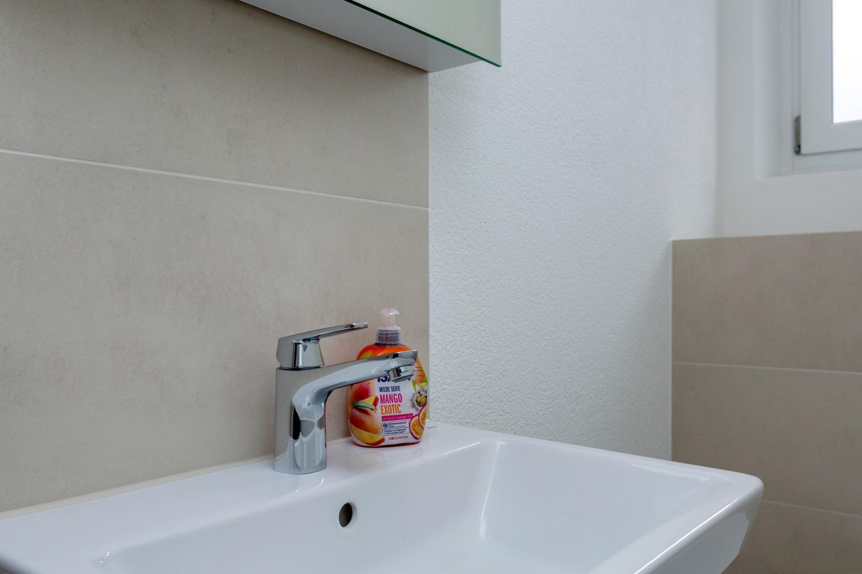 KAYA Zurich Apartment 3A - Downtown 2BR Apt with Balcony