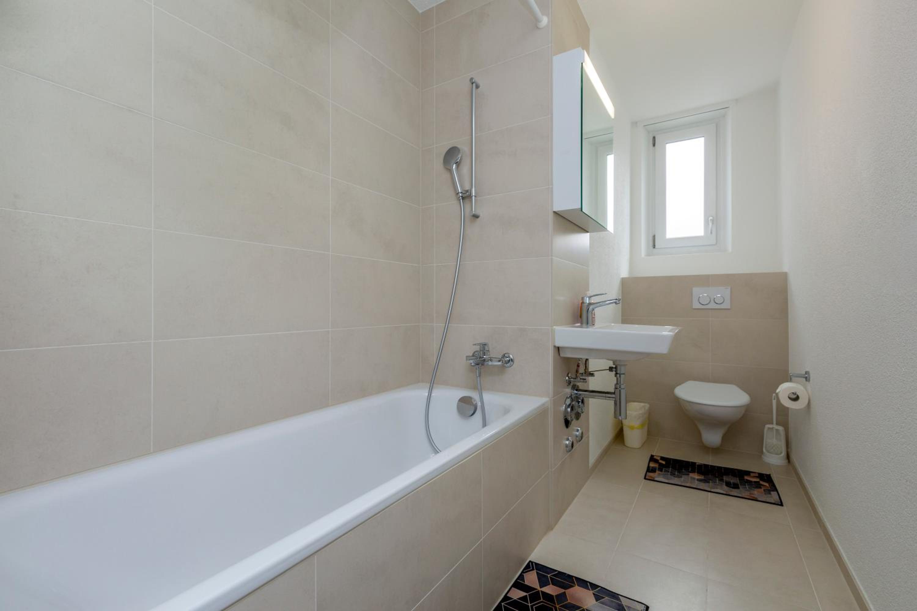 KAYA Zurich Apartment 3A - Downtown 2BR Apt with Balcony