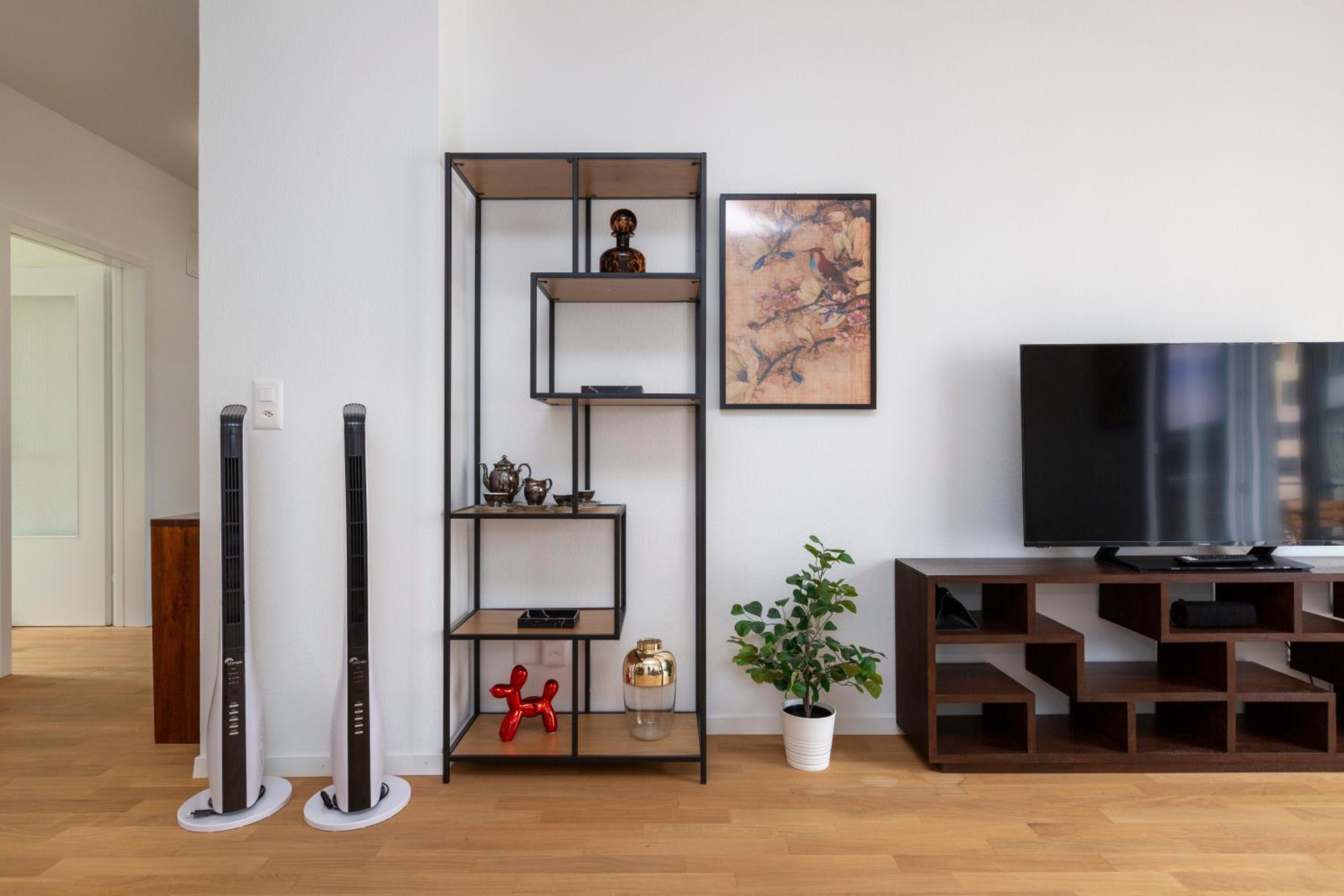 KAYA Zurich Apartment 3A - Downtown 2BR Apt with Balcony