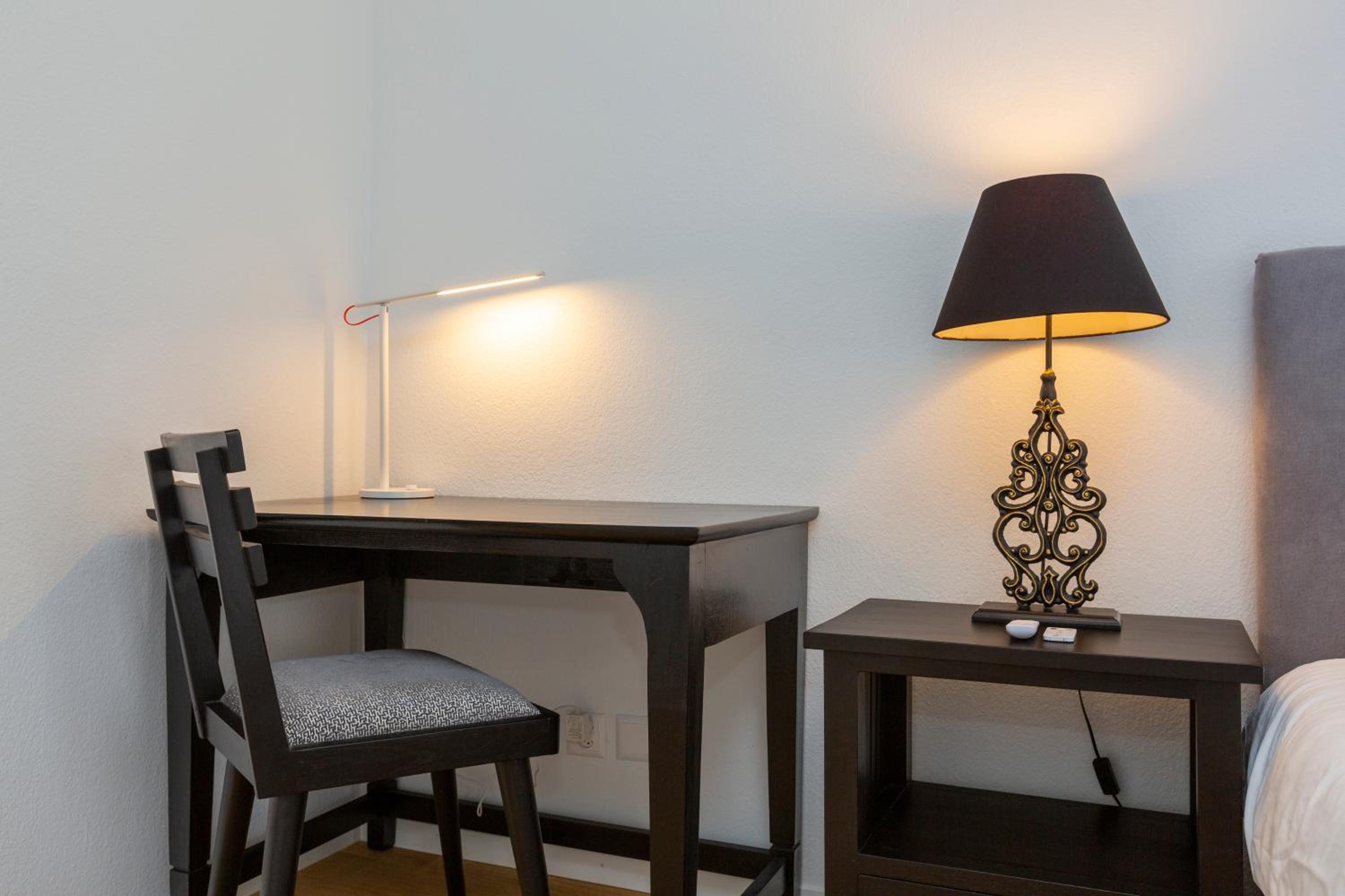 KAYA Zurich Apartment 3A - Downtown 2BR Apt with Balcony