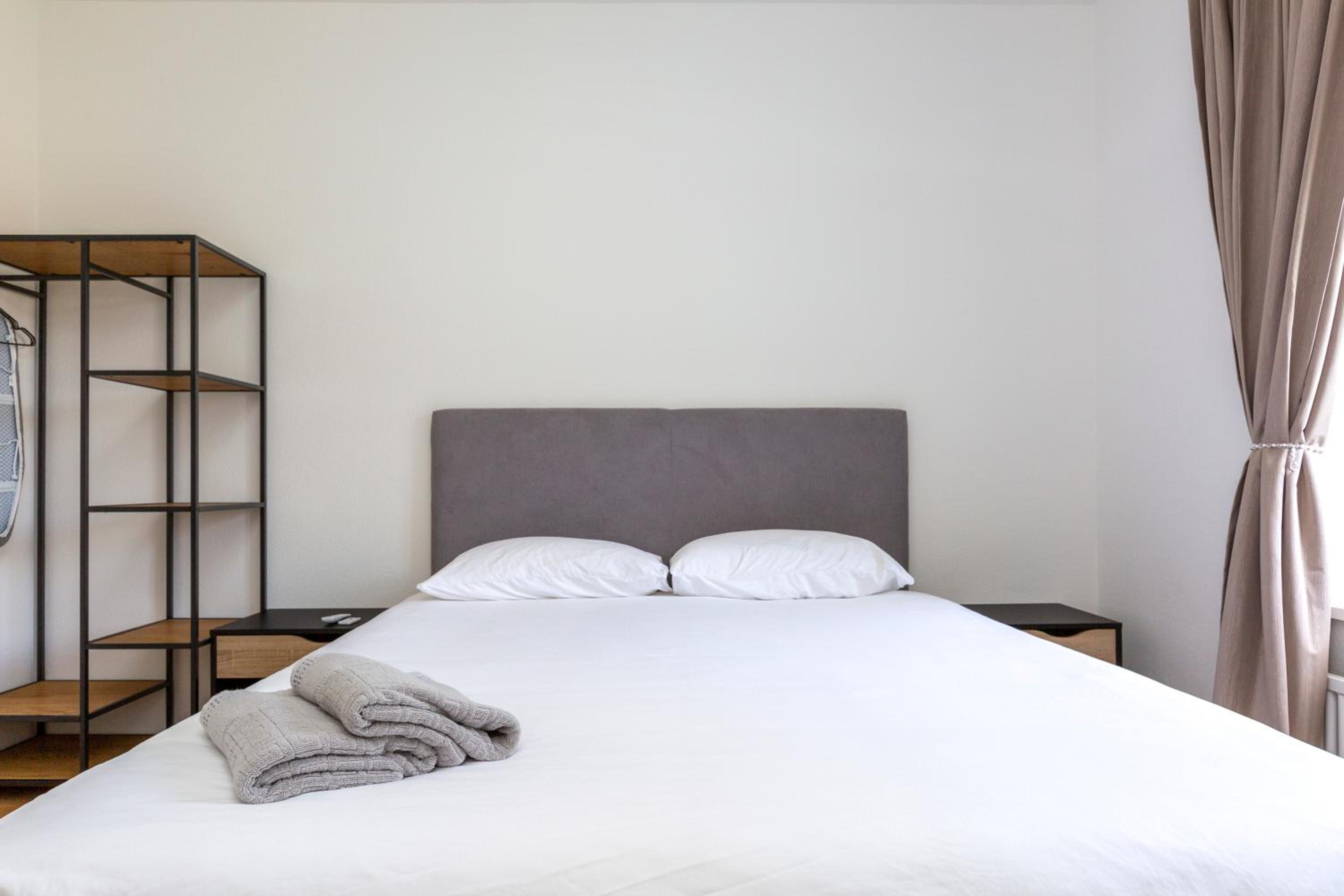 KAYA Zurich Apartment 3A - Downtown 2BR Apt with Balcony