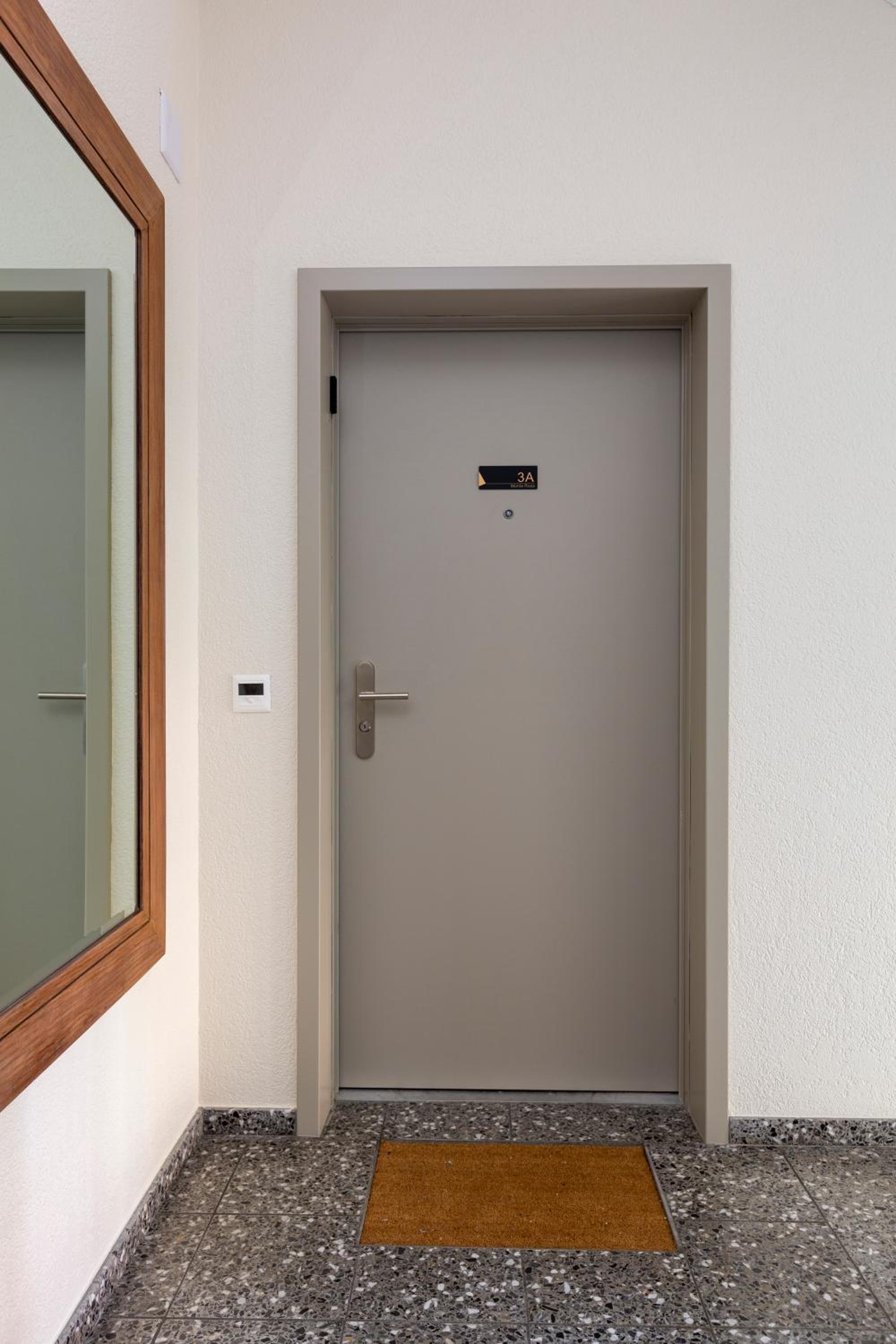 KAYA Zurich Apartment 3A - Downtown 2BR Apt with Balcony