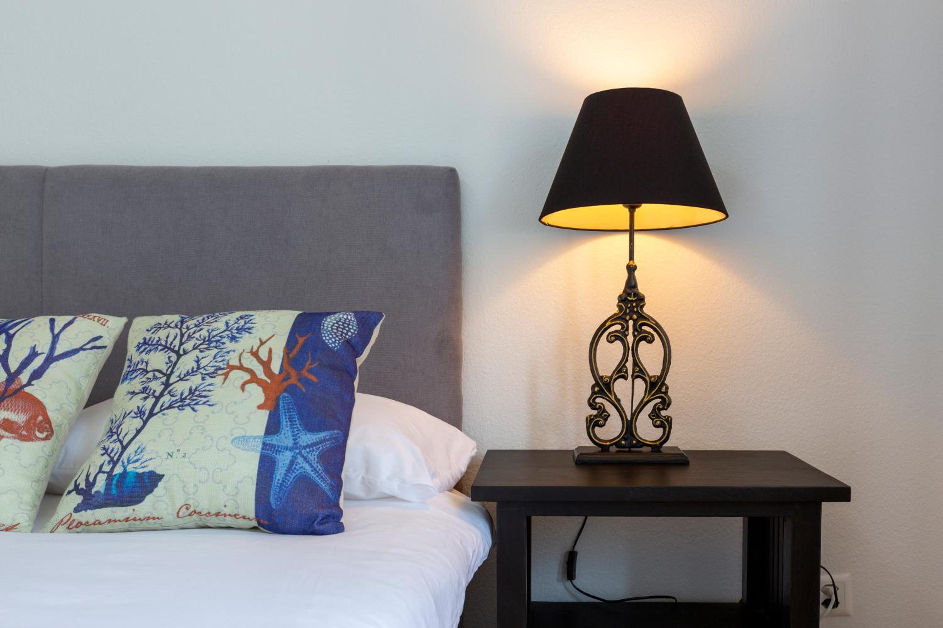 KAYA Zurich Apartment 3A - Downtown 2BR Apt with Balcony