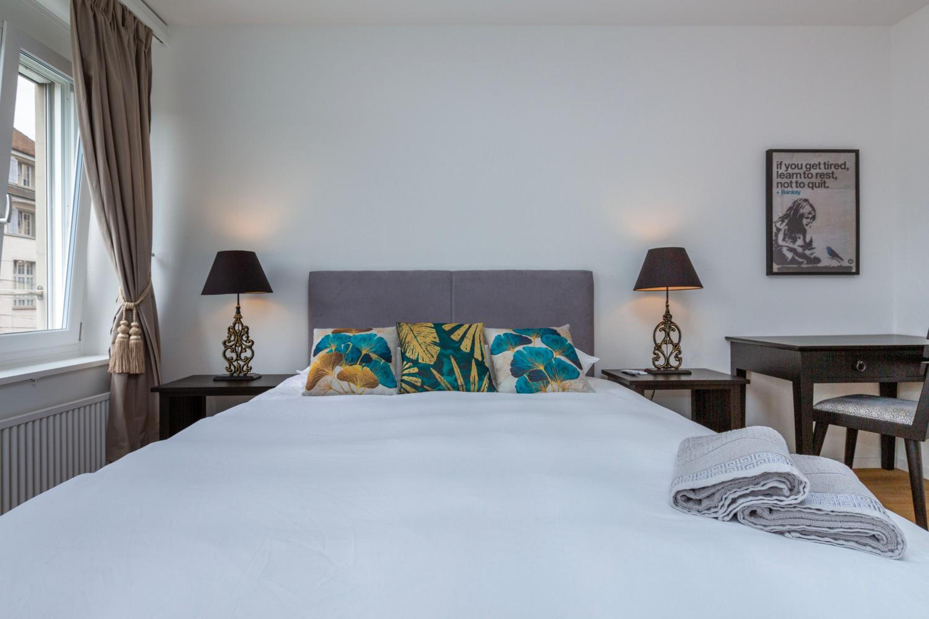 KAYA Zurich Apartment 3B - Downtown 2BR Deluxe Apt