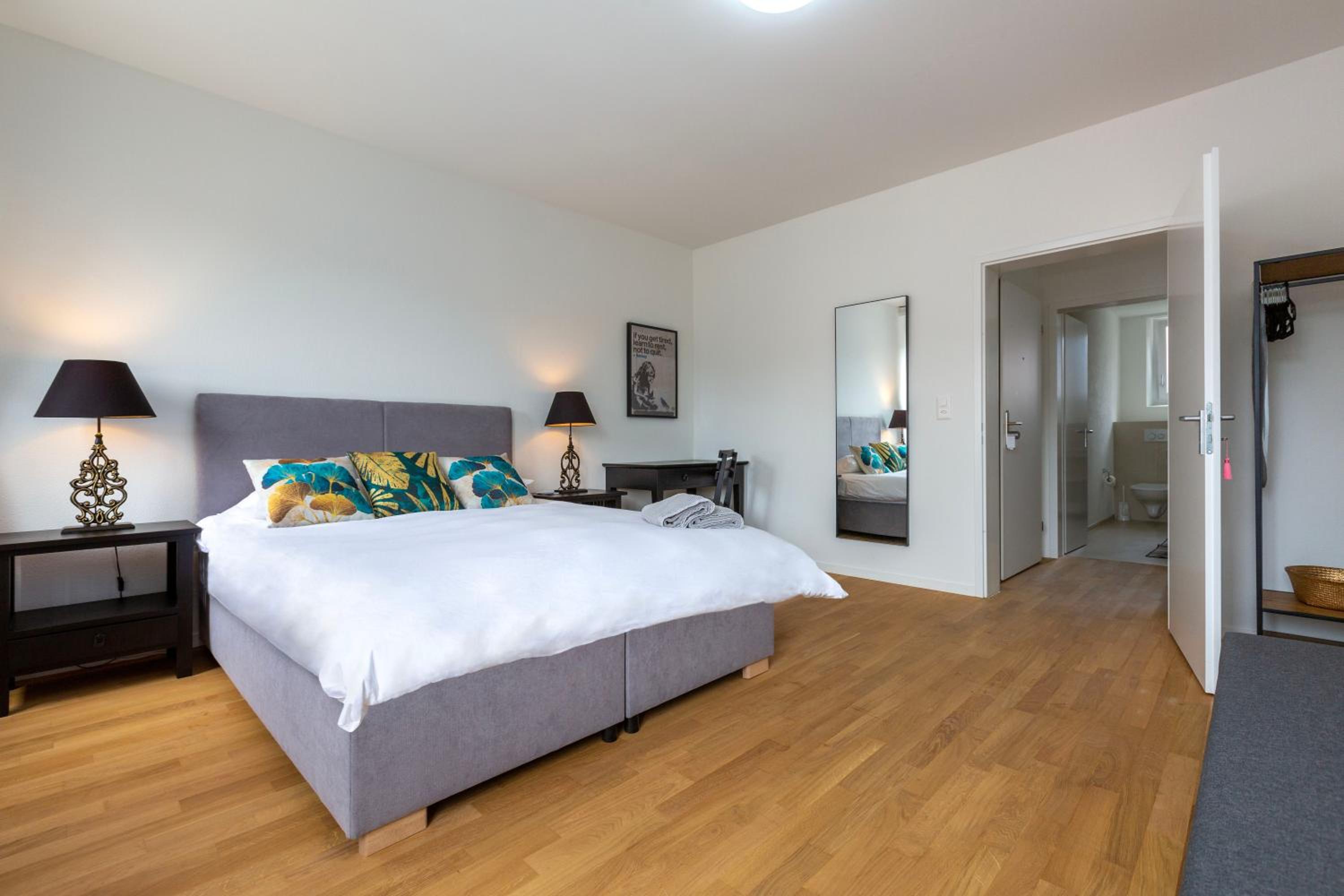 KAYA Zurich Apartment 3B - Downtown 2BR Deluxe Apt