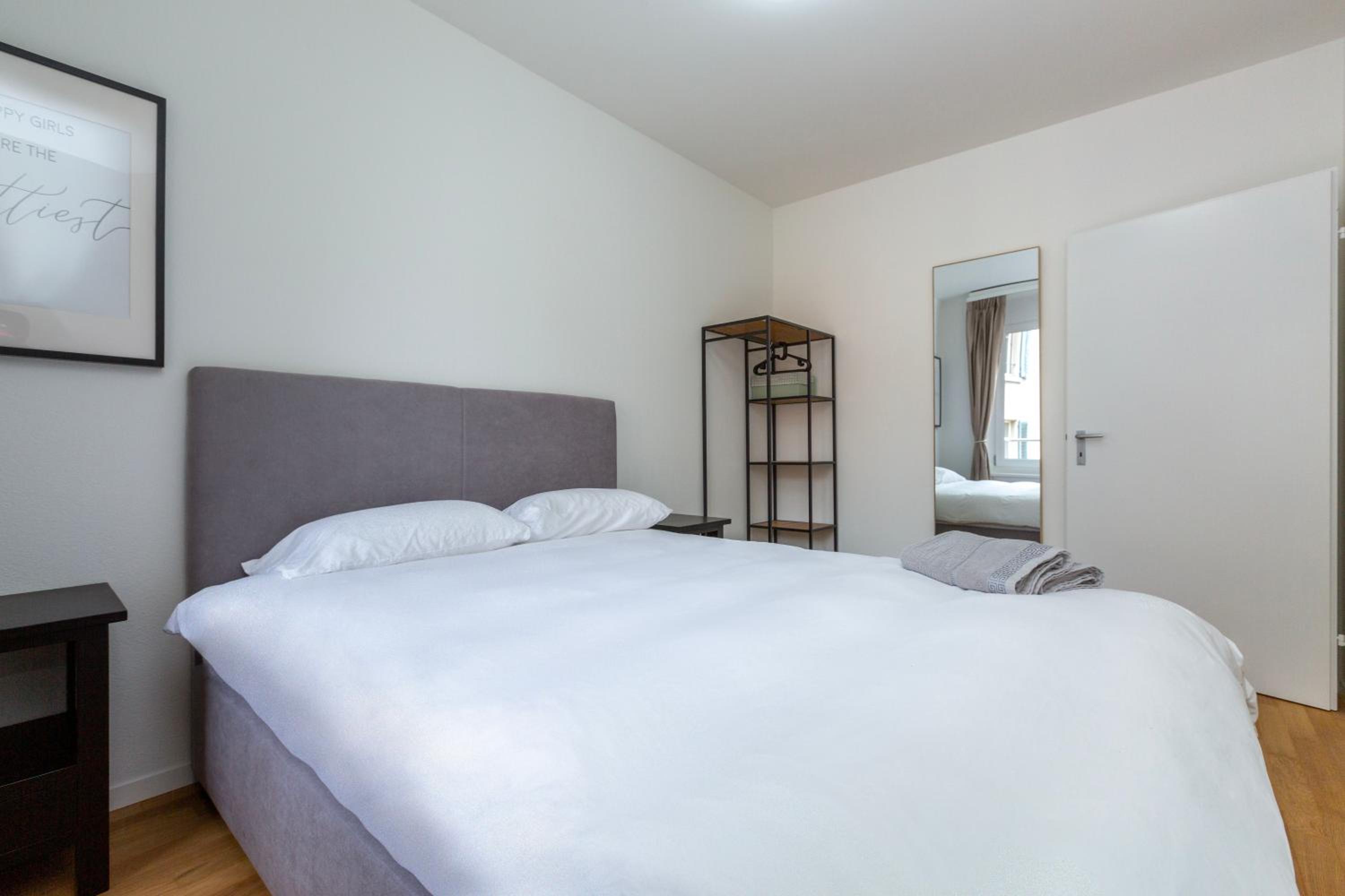 KAYA Zurich Apartment 3B - Downtown 2BR Deluxe Apt