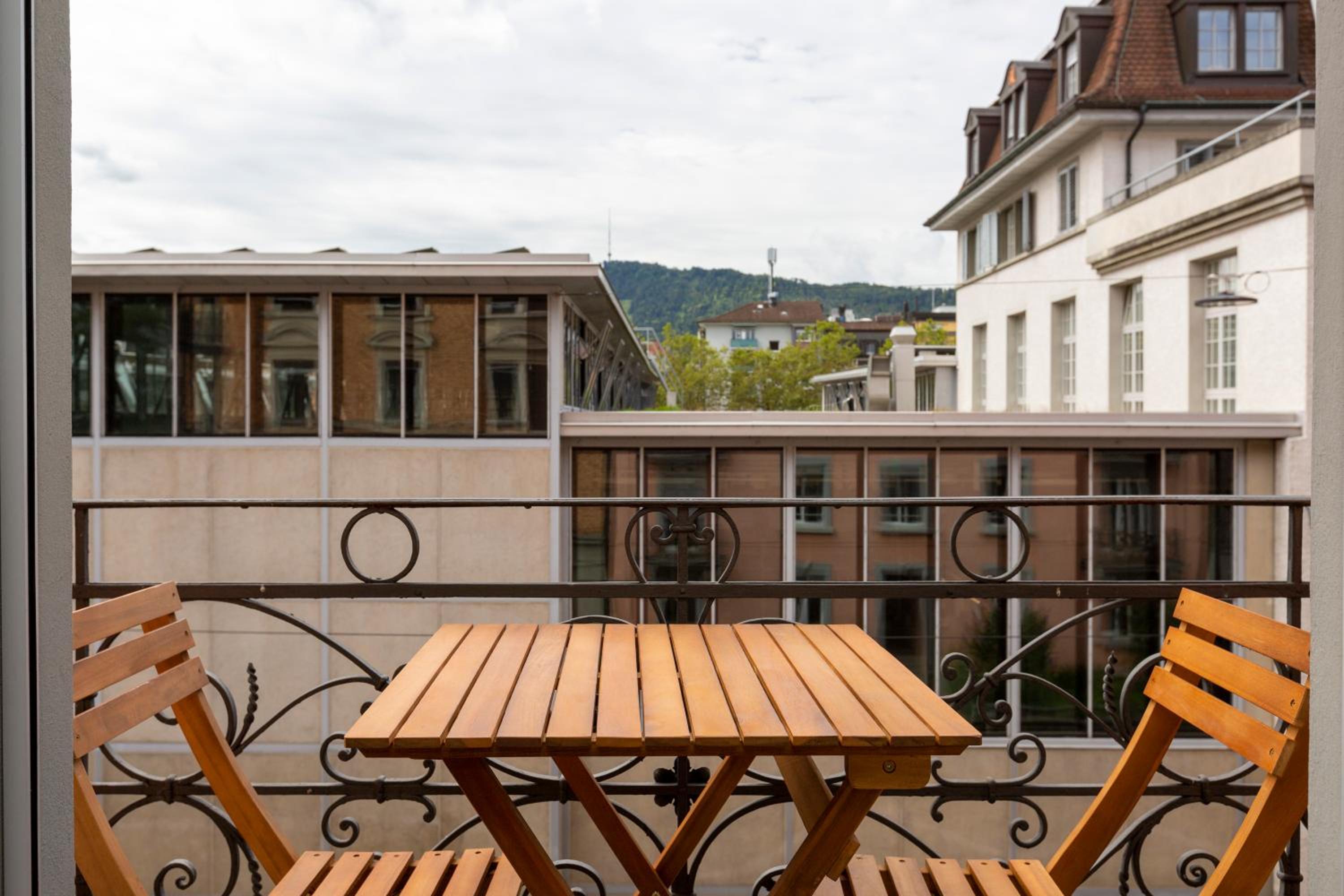 KAYA Zurich Apartment 3B - Downtown 2BR Deluxe Apt