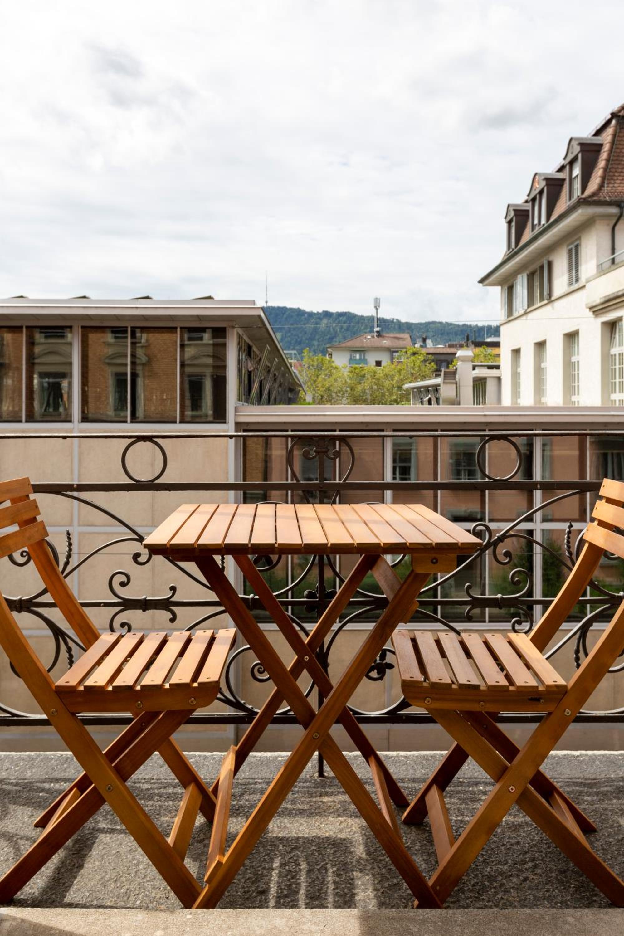 KAYA Zurich Apartment 3B - Downtown 2BR Deluxe Apt