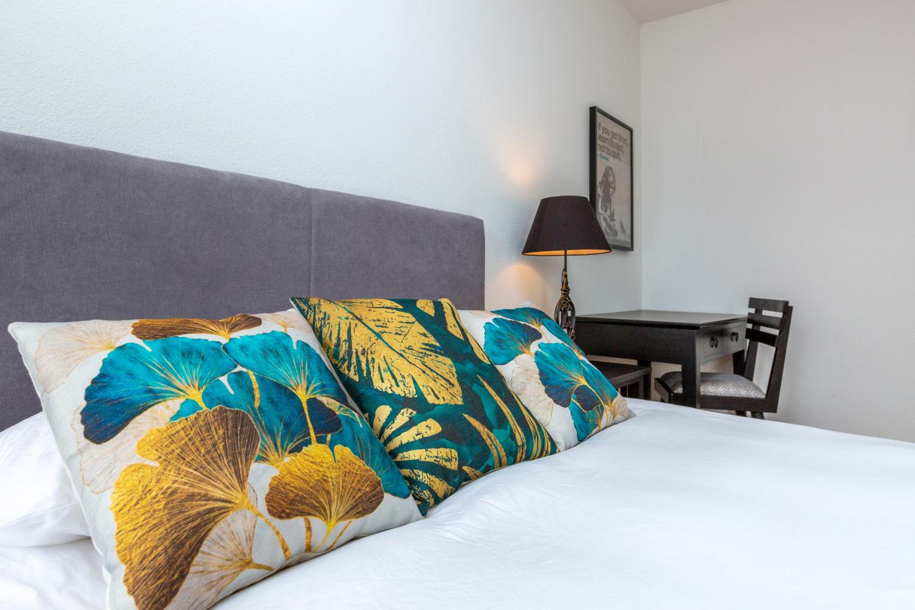 KAYA Zurich Apartment 3B - Downtown 2BR Deluxe Apt