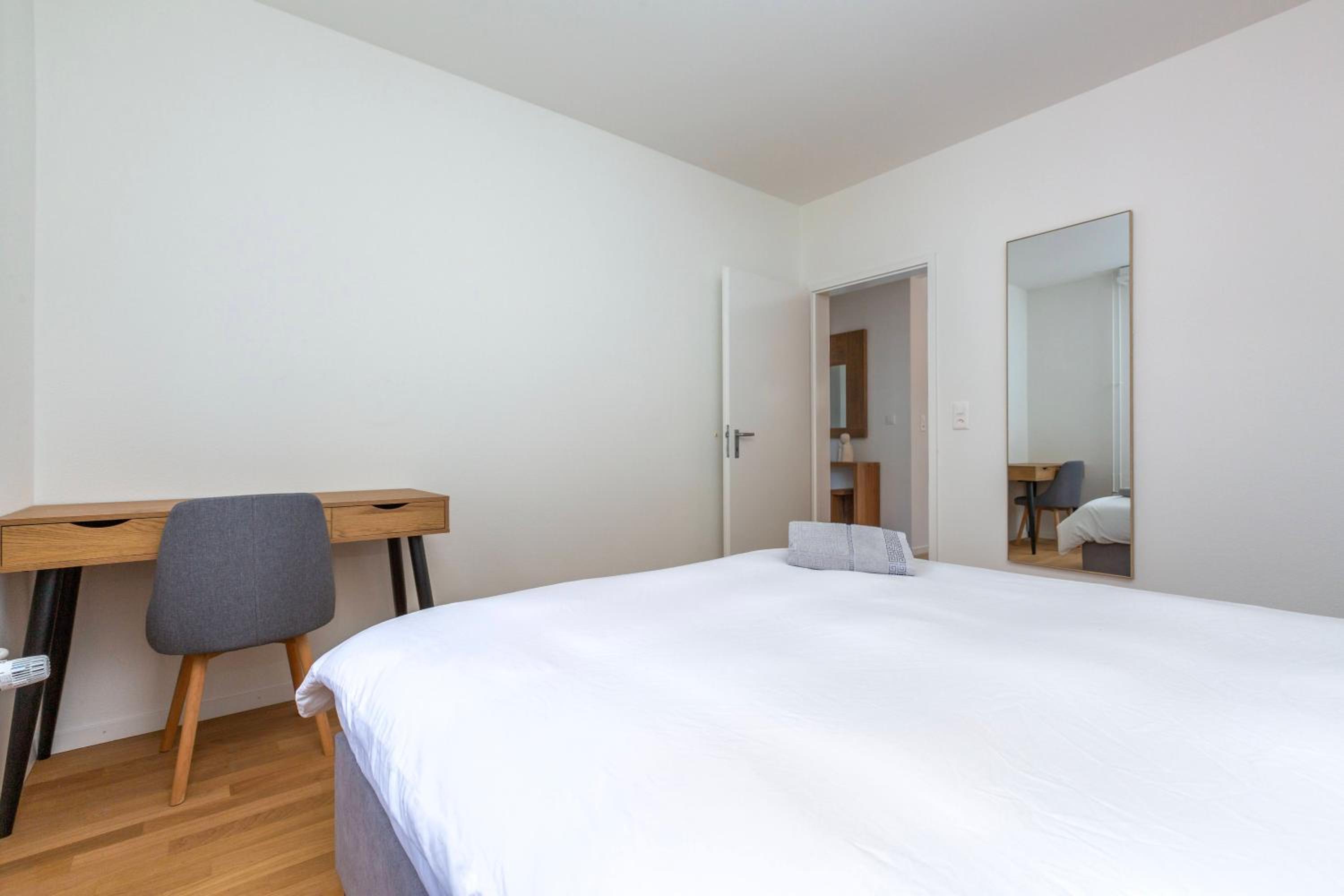 KAYA Zurich Apartment 4A - Downtown 2BR Apt with Balcony
