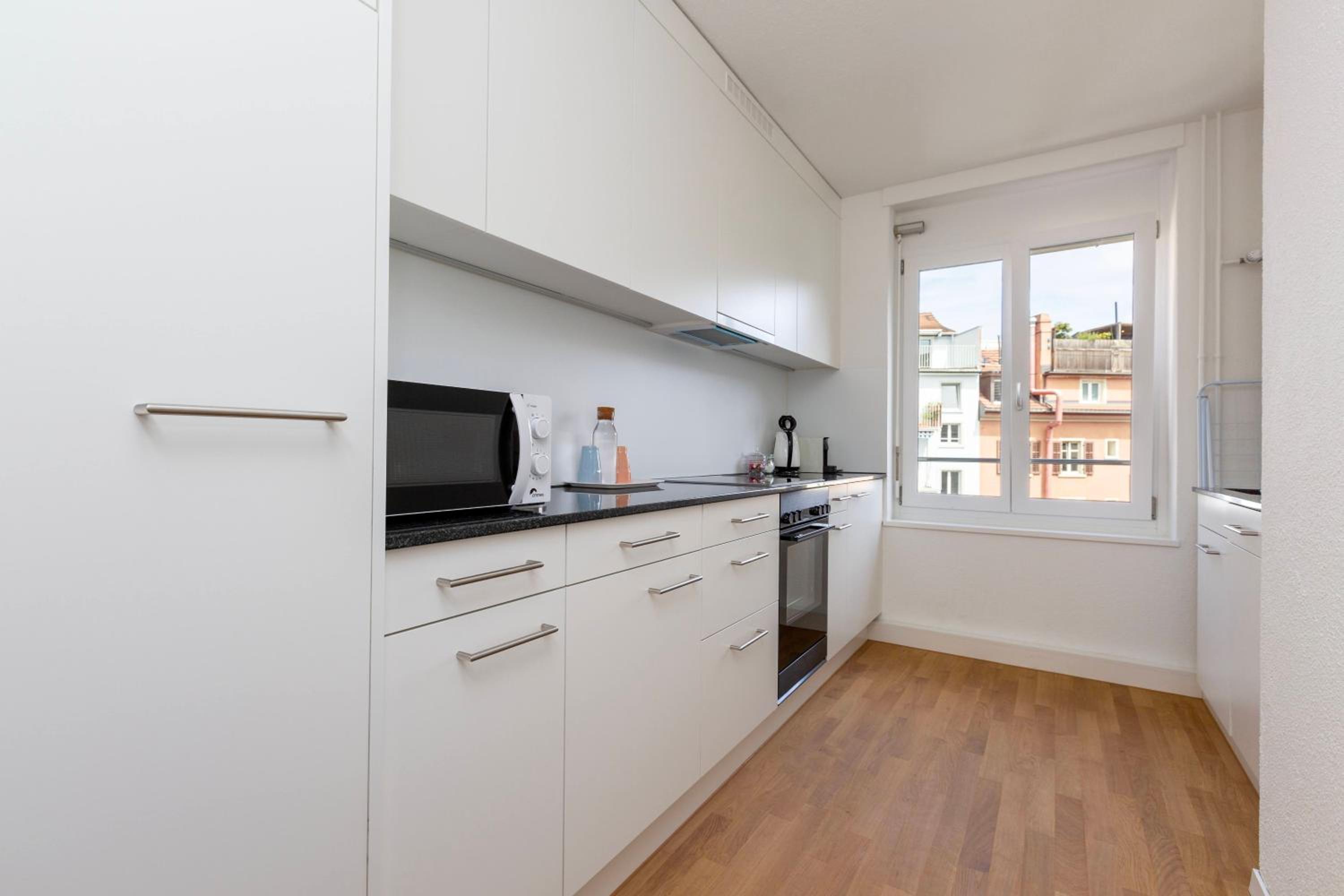 KAYA Zurich Apartment 4A - Downtown 2BR Apt with Balcony