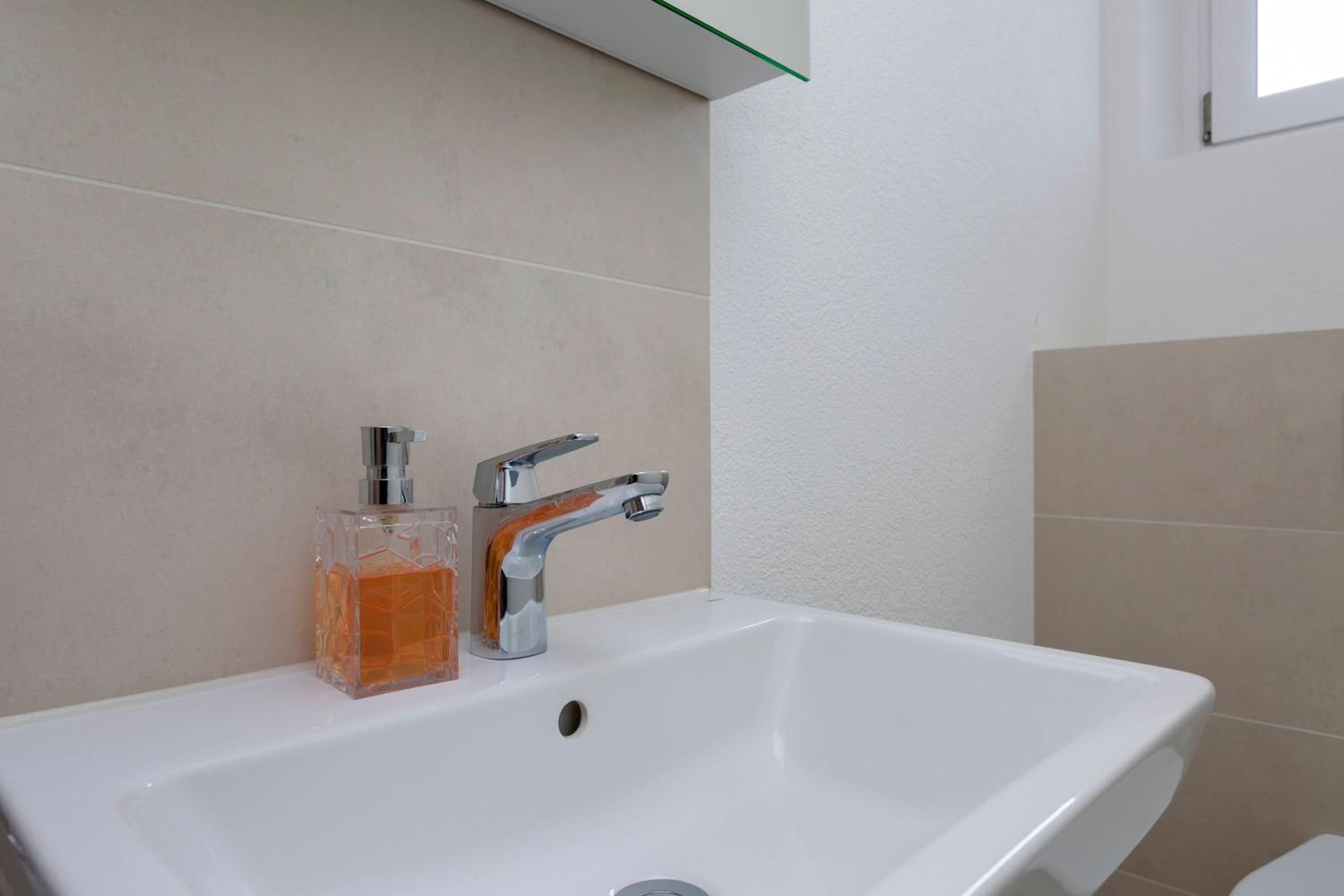 KAYA Zurich Apartment 4A - Downtown 2BR Apt with Balcony