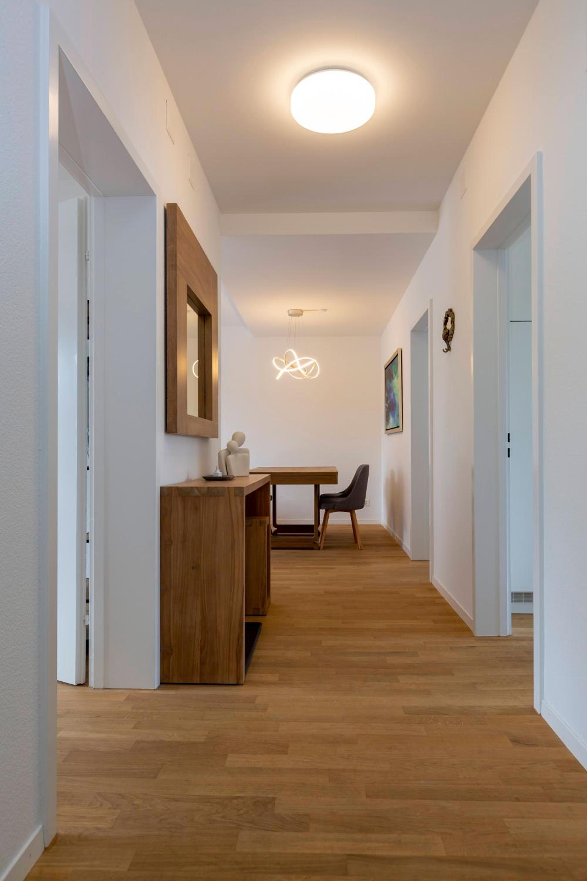 KAYA Zurich Apartment 4A - Downtown 2BR Apt with Balcony