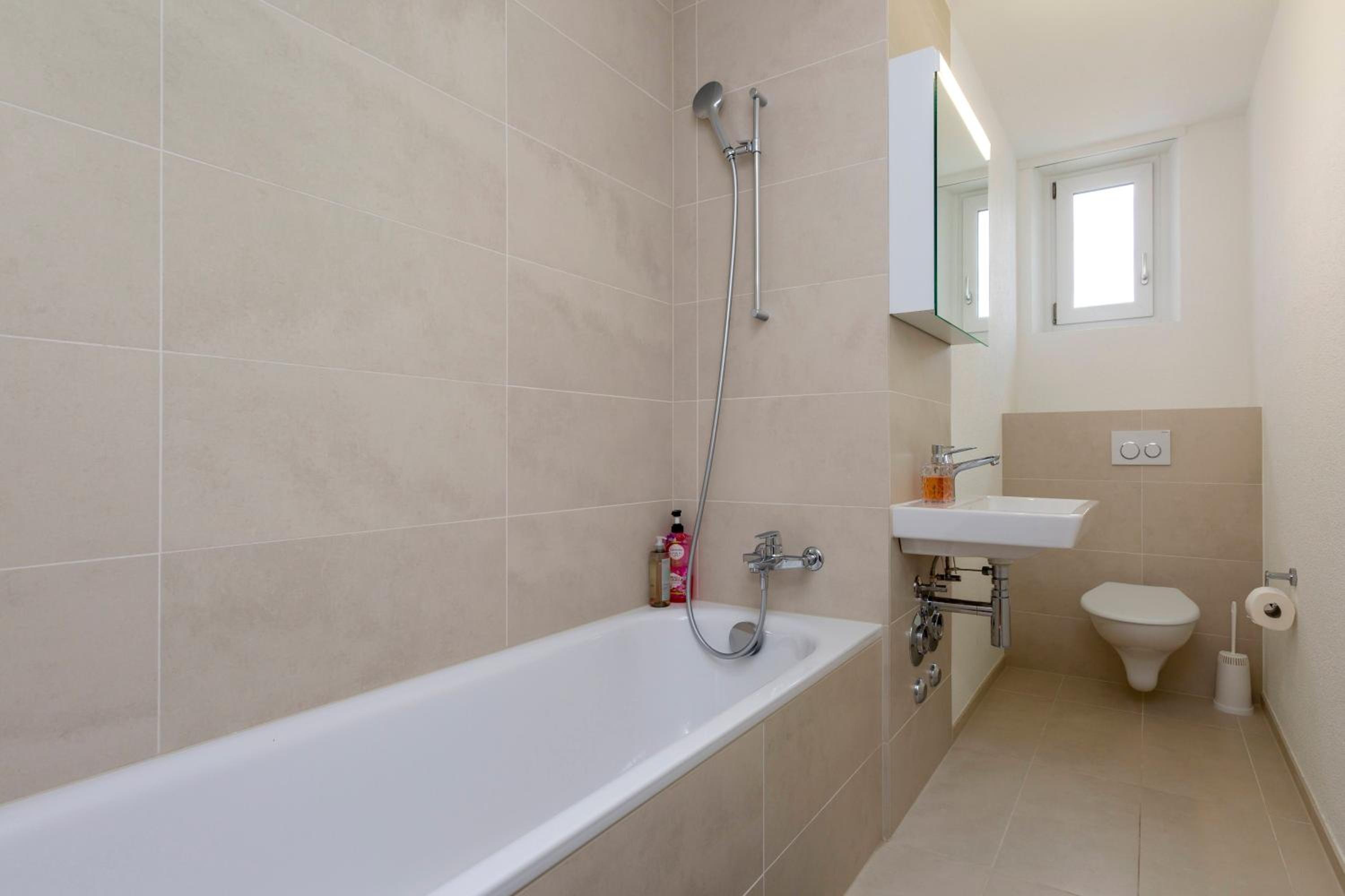 KAYA Zurich Apartment 4A - Downtown 2BR Apt with Balcony