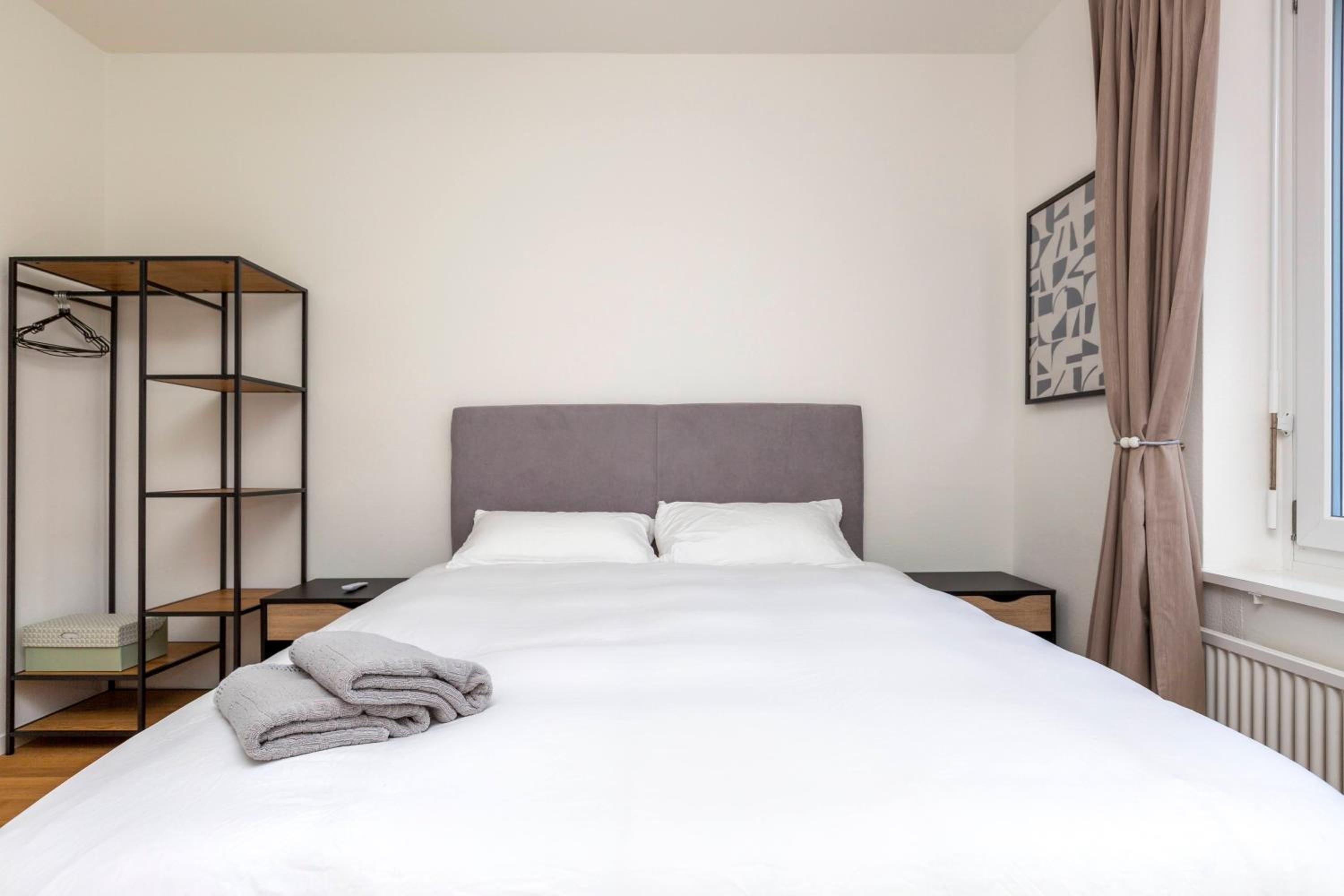 KAYA Zurich Apartment 4A - Downtown 2BR Apt with Balcony