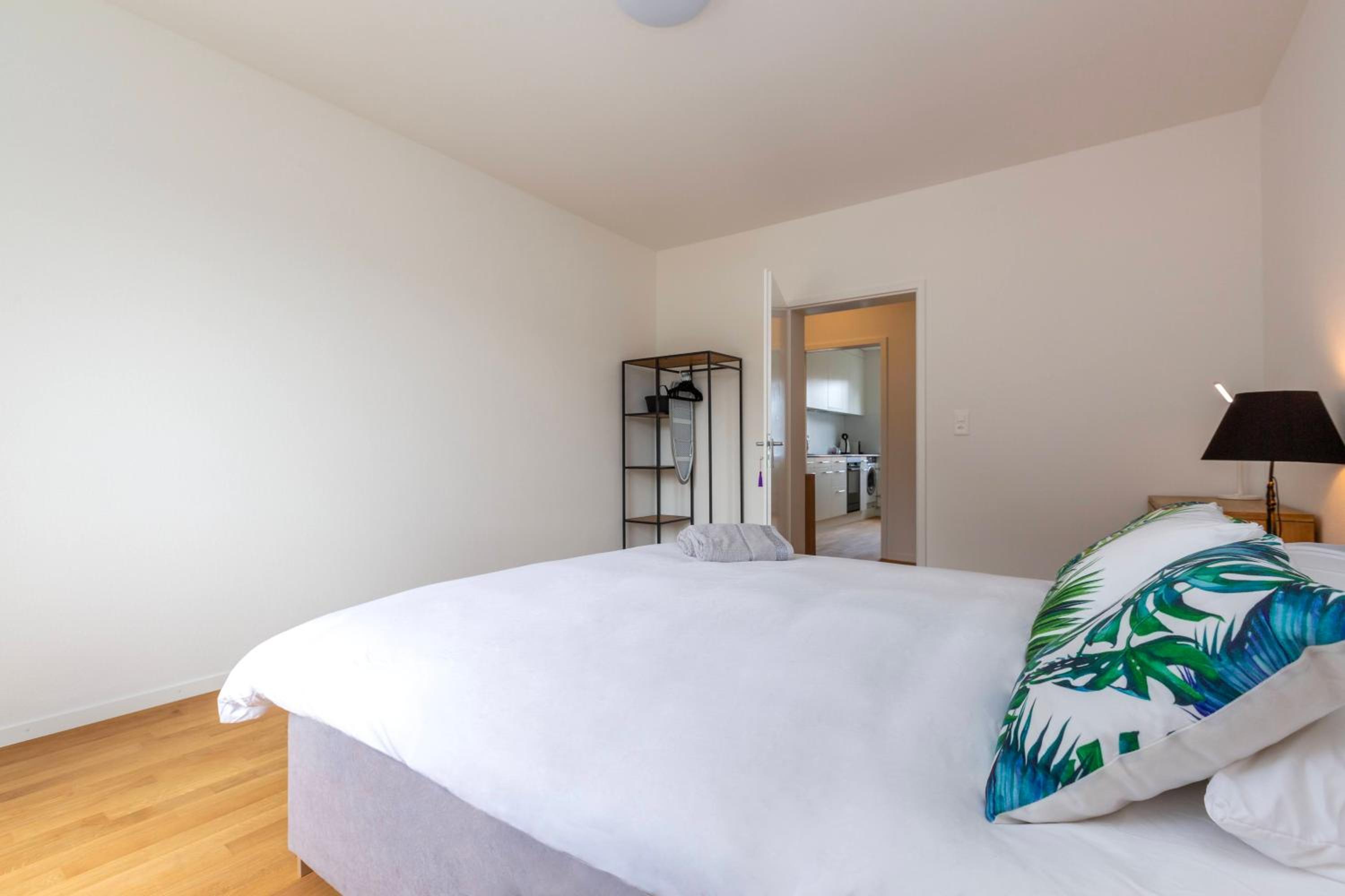 KAYA Zurich Apartment 4A - Downtown 2BR Apt with Balcony
