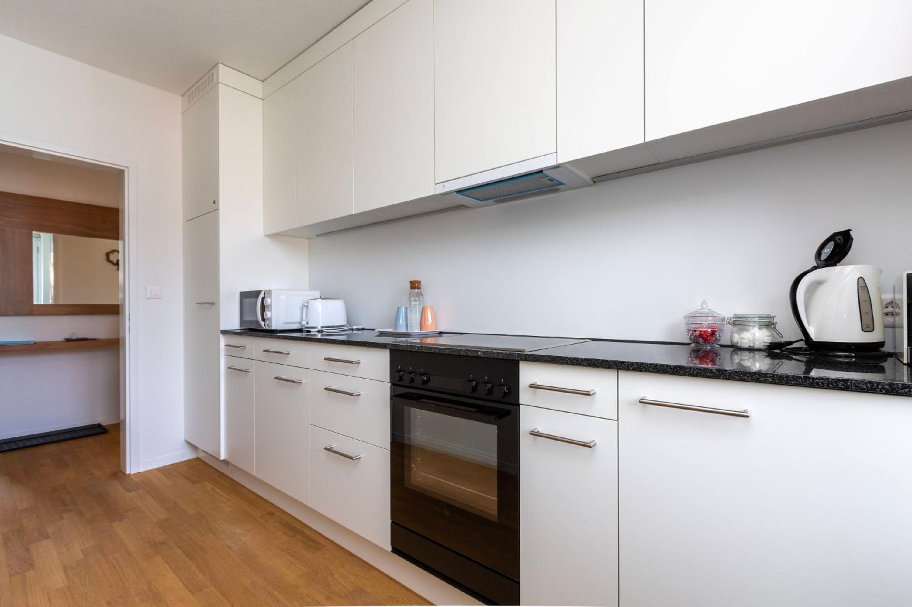KAYA Zurich Apartment 4A - Downtown 2BR Apt with Balcony
