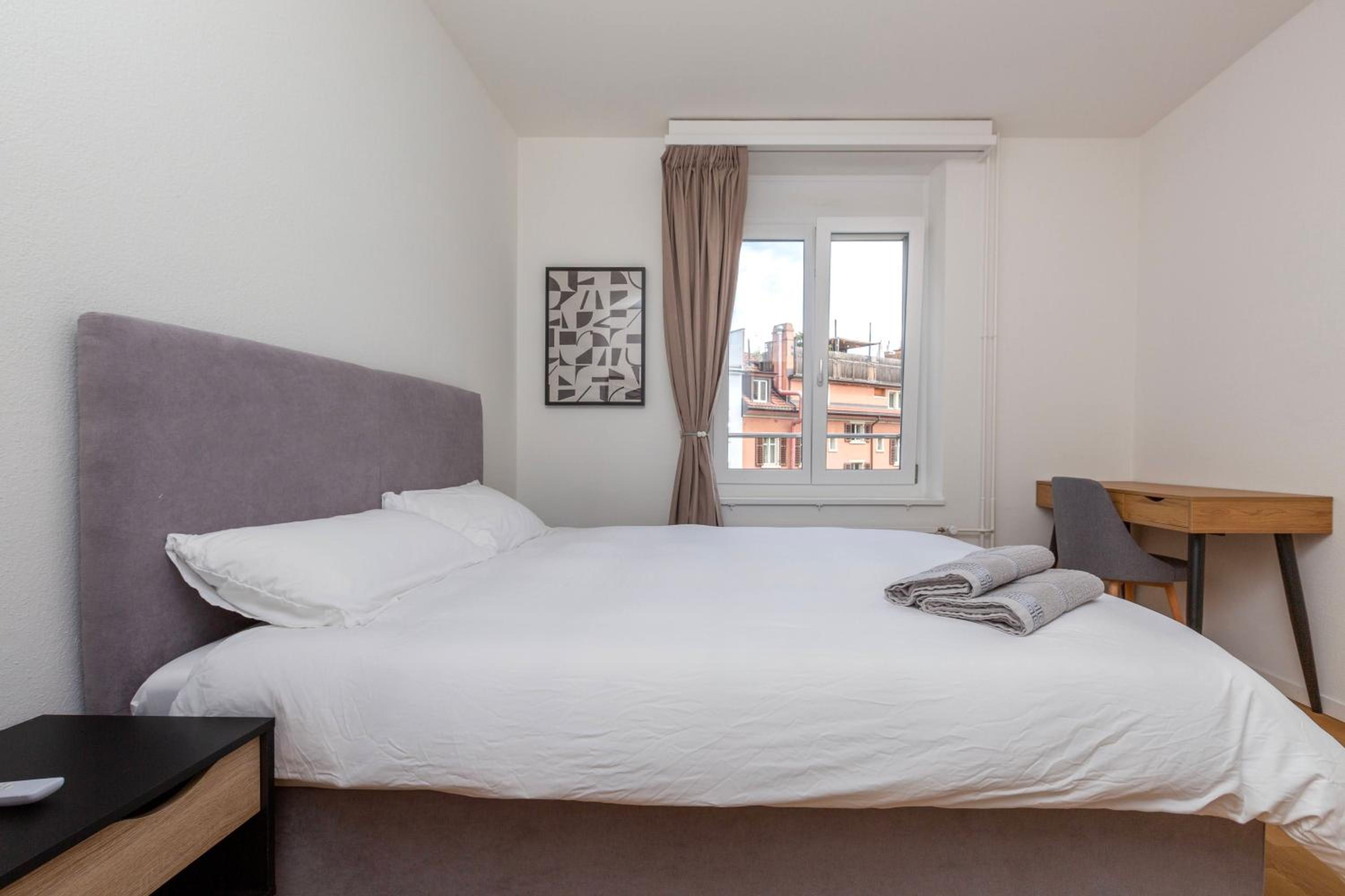 KAYA Zurich Apartment 4A - Downtown 2BR Apt with Balcony