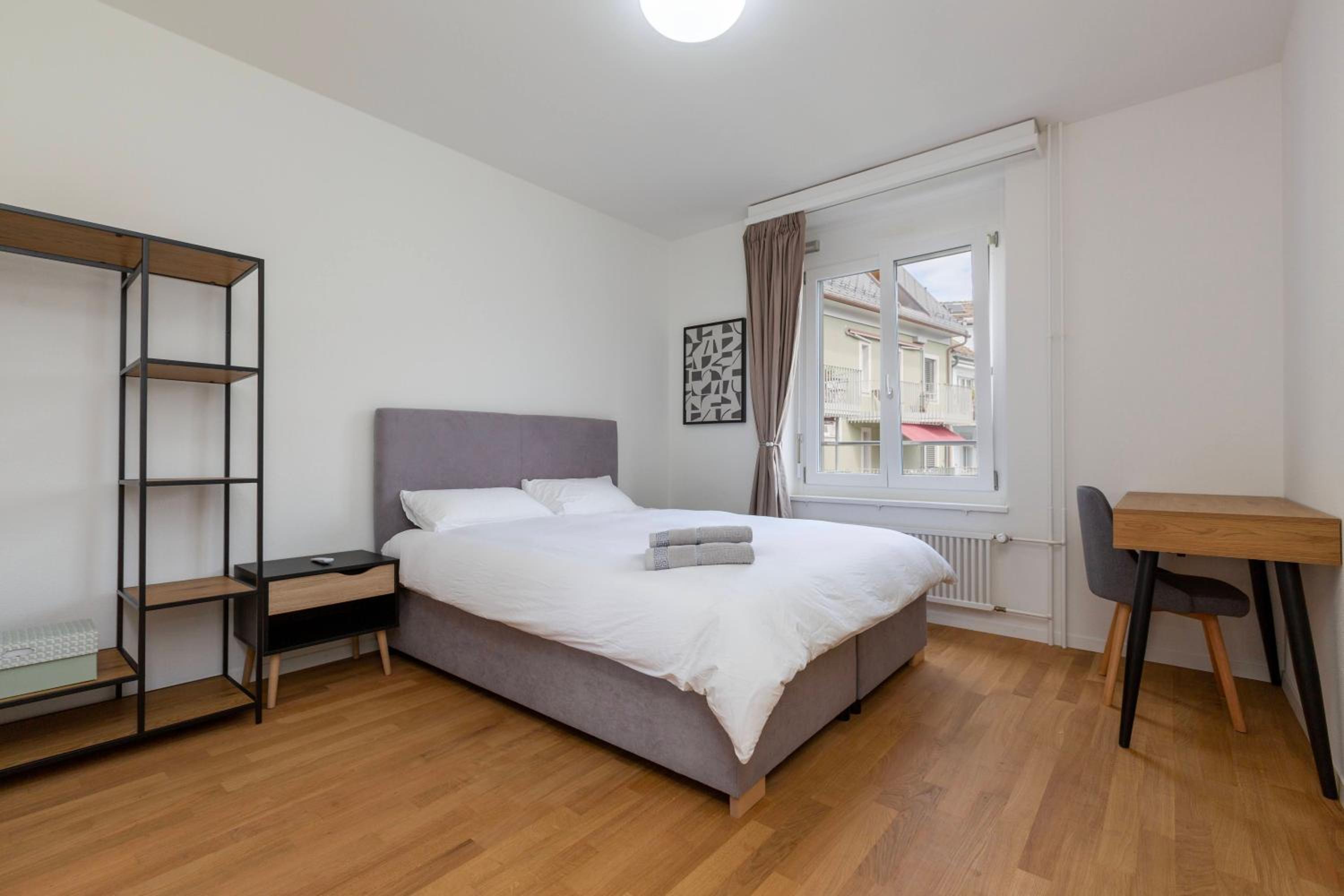 KAYA Zurich Apartment 4A - Downtown 2BR Apt with Balcony