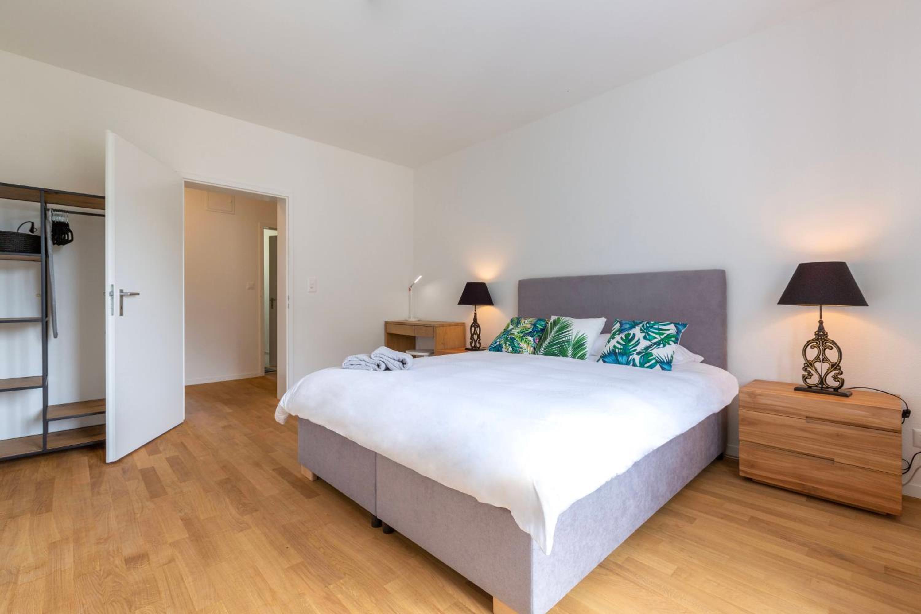 KAYA Zurich Apartment 4A - Downtown 2BR Apt with Balcony