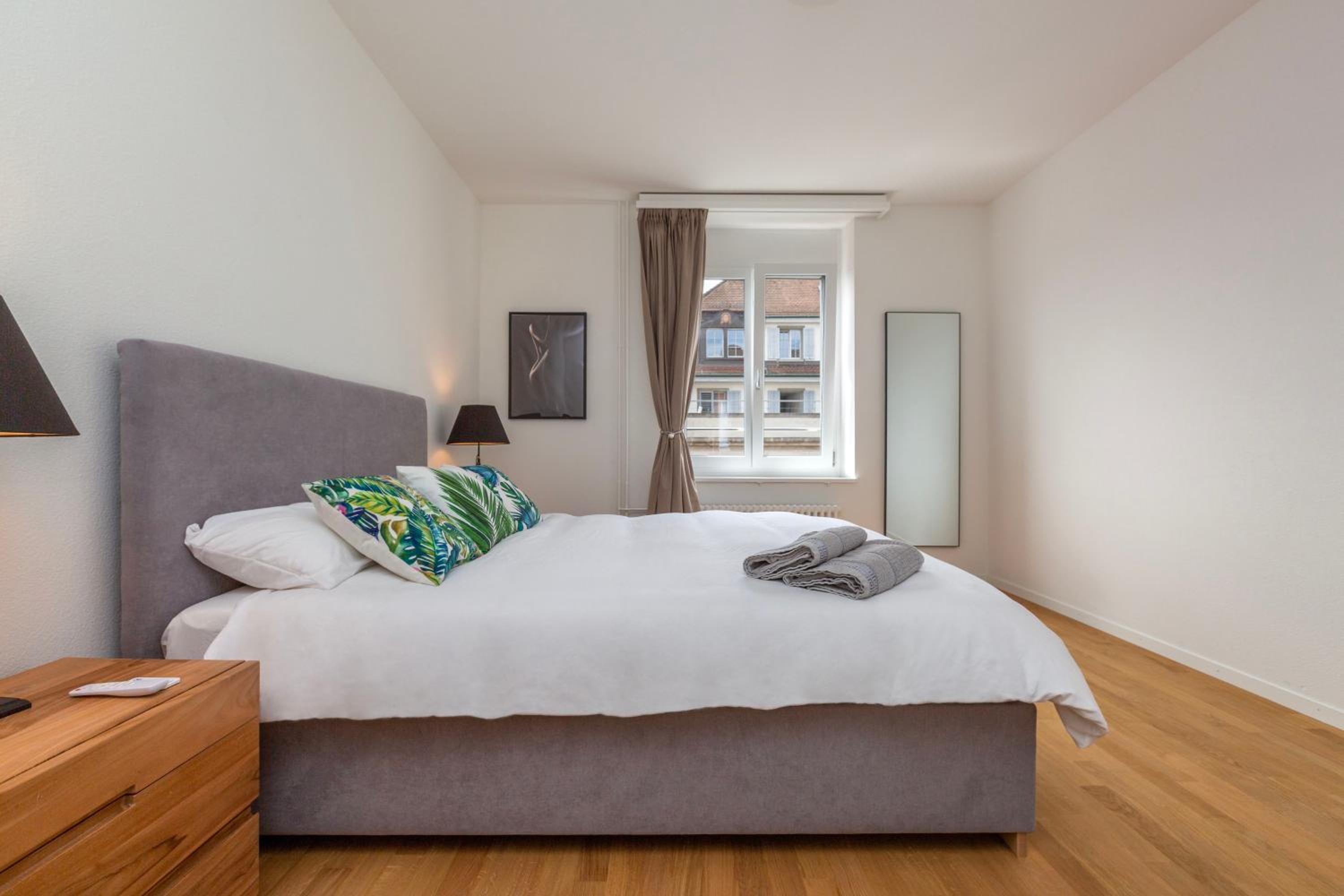 KAYA Zurich Apartment 4A - Downtown 2BR Apt with Balcony