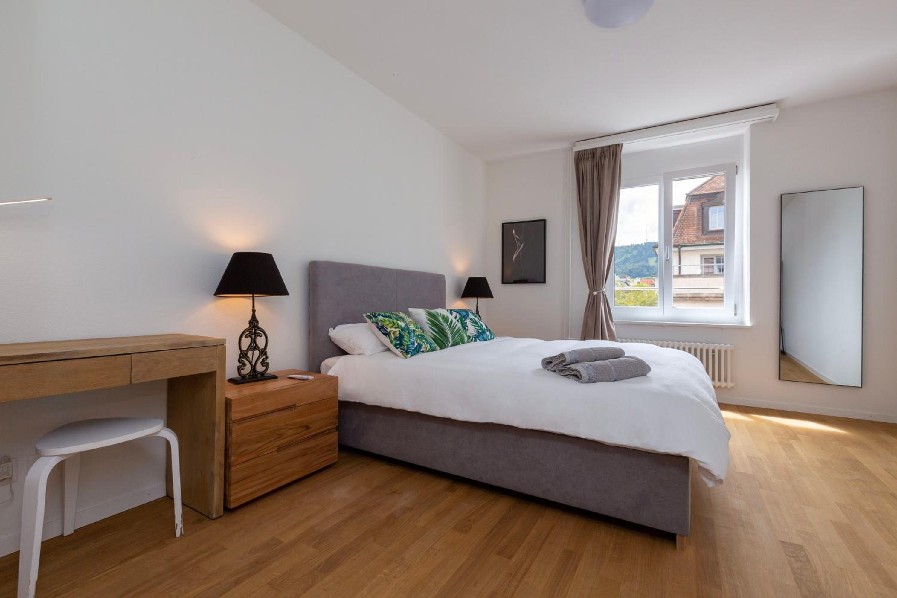KAYA Zurich Apartment 4A - Downtown 2BR Apt with Balcony