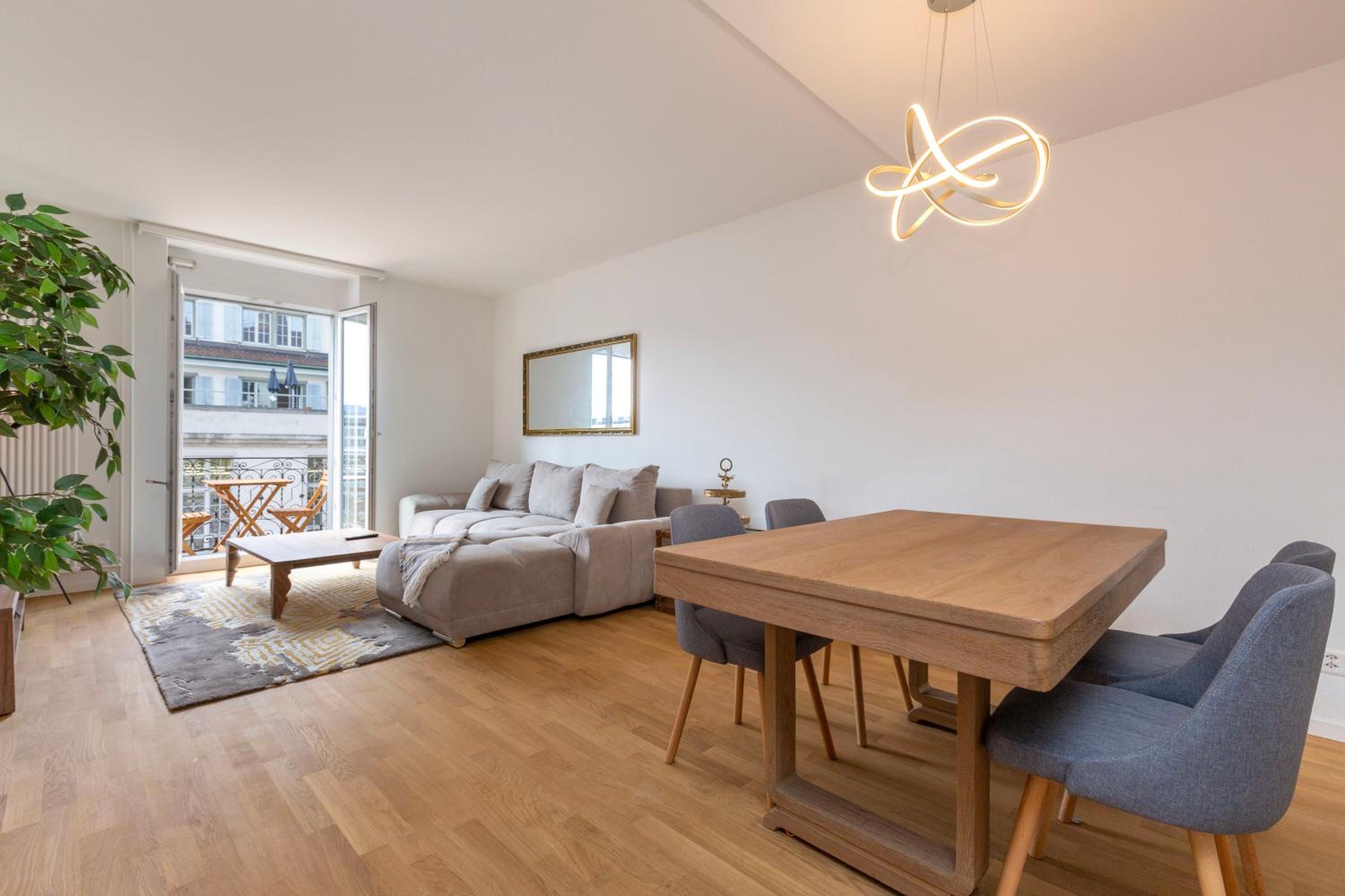 KAYA Zurich Apartment 4A - Downtown 2BR Apt with Balcony