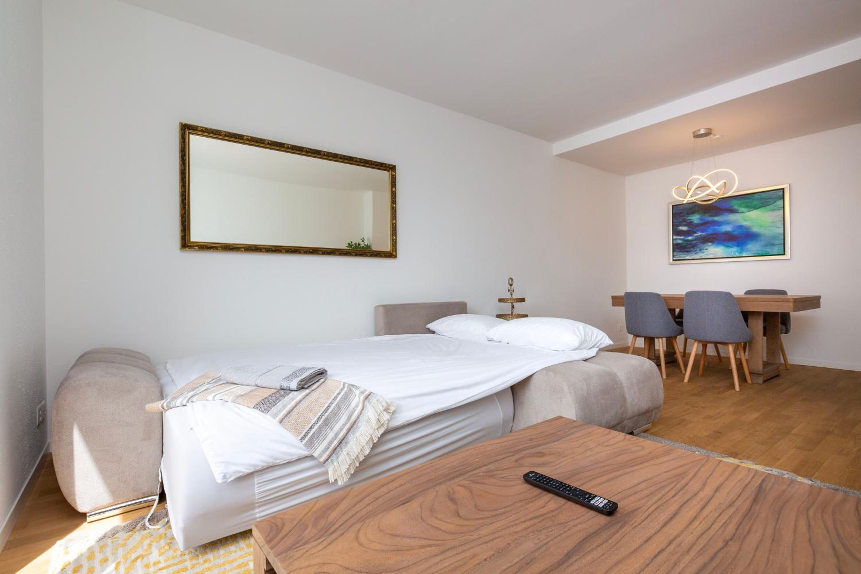 KAYA Zurich Apartment 4A - Downtown 2BR Apt with Balcony