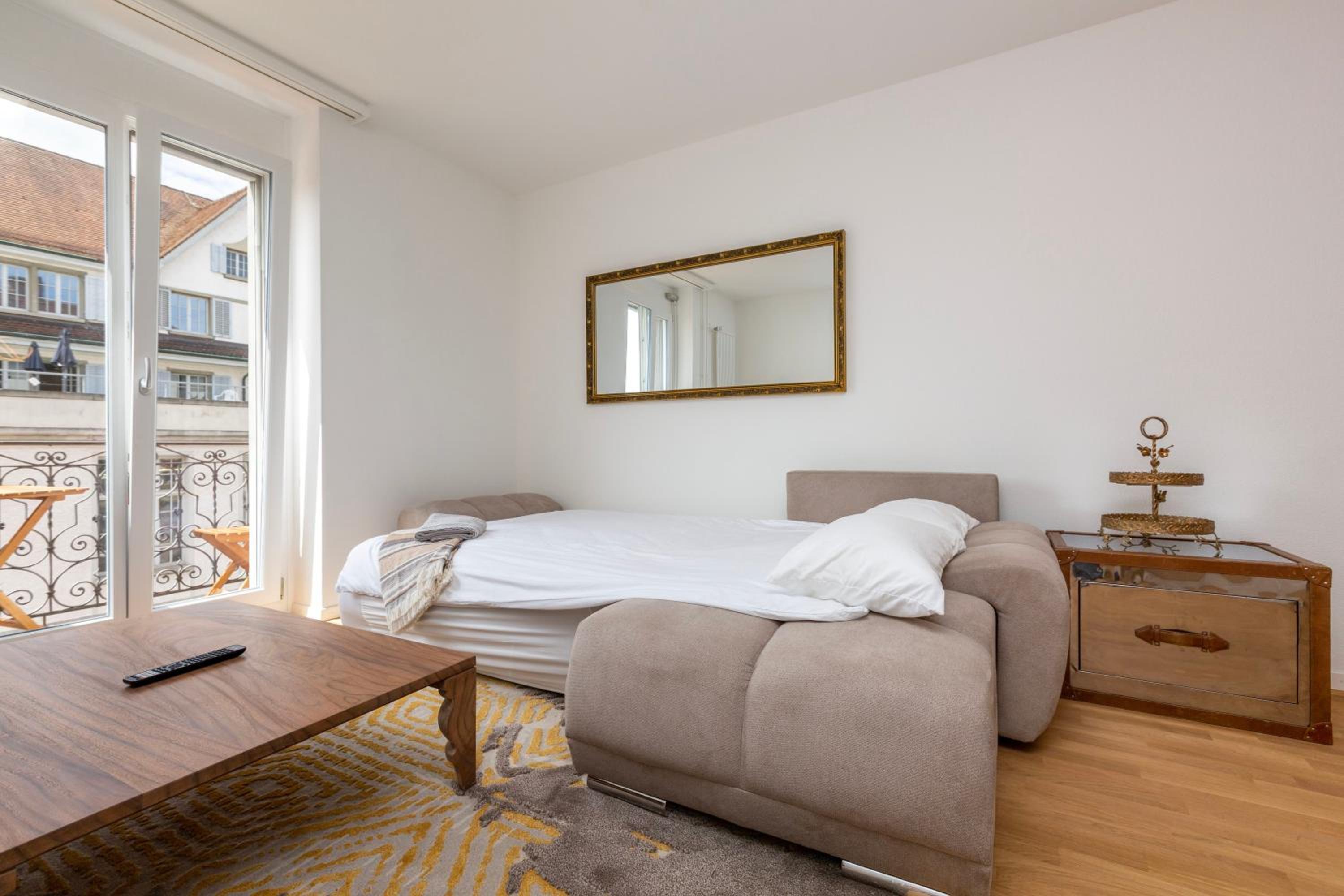 KAYA Zurich Apartment 4A - Downtown 2BR Apt with Balcony