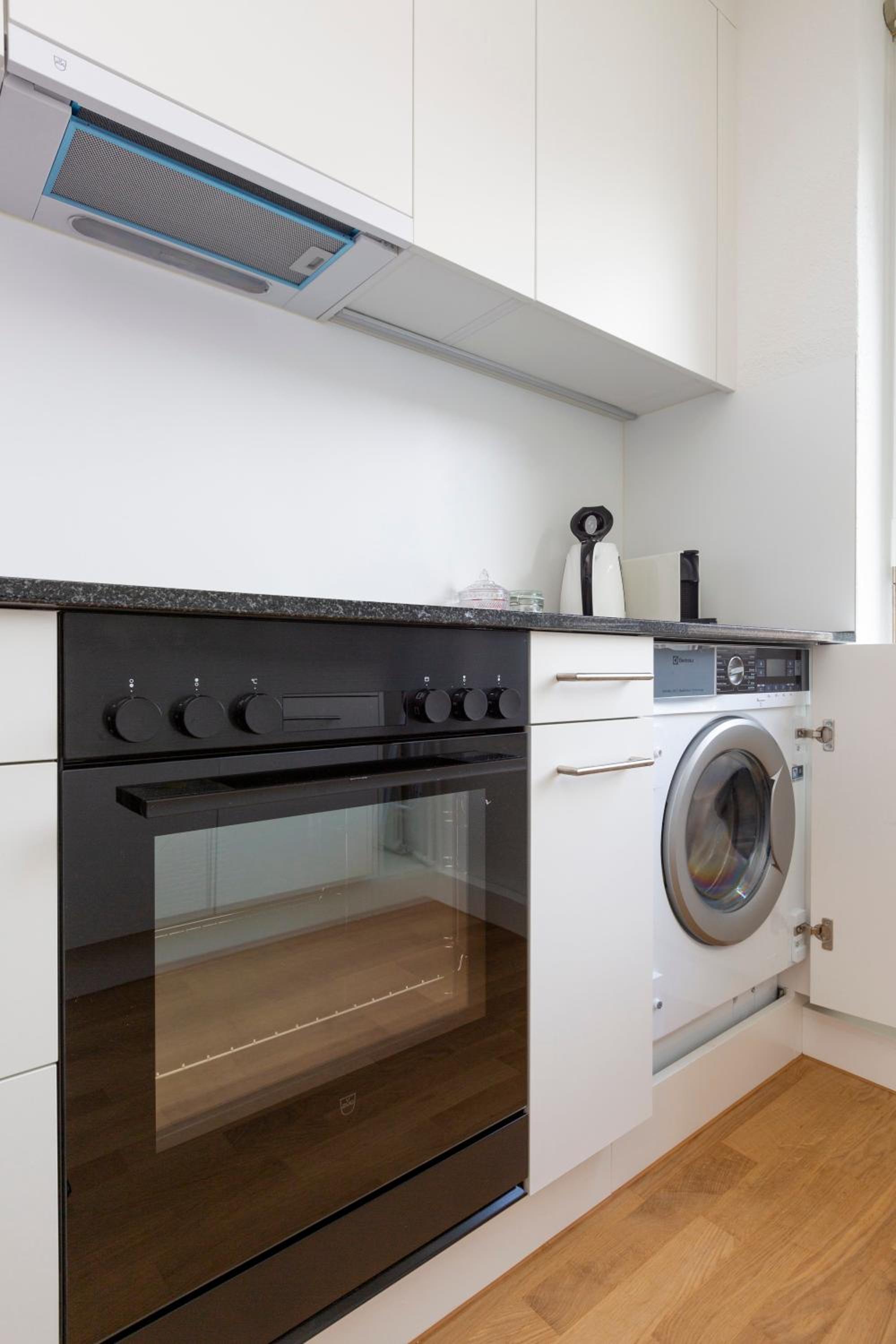 KAYA Zurich Apartment 4A - Downtown 2BR Apt with Balcony