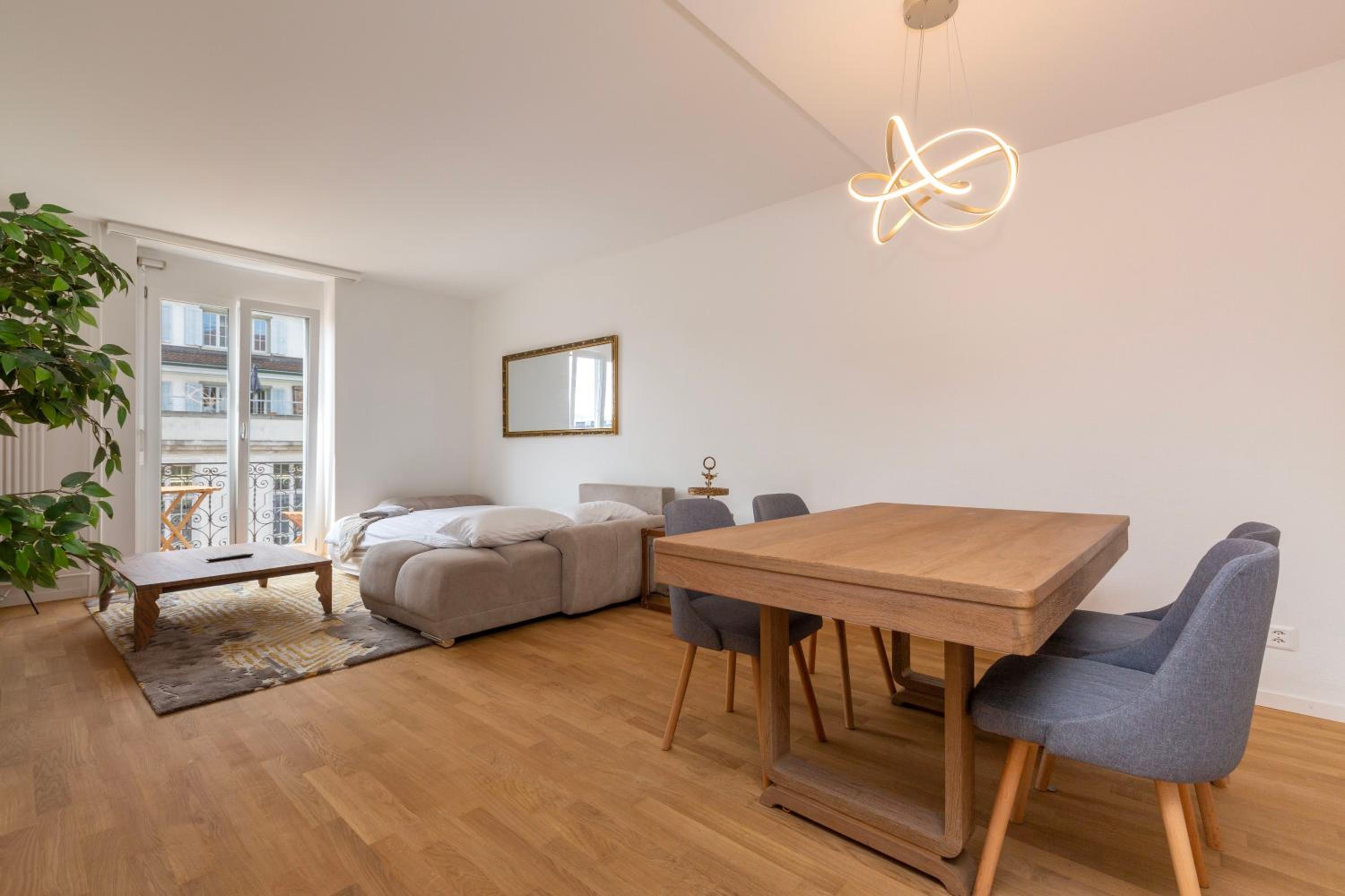 KAYA Zurich Apartment 4A - Downtown 2BR Apt with Balcony