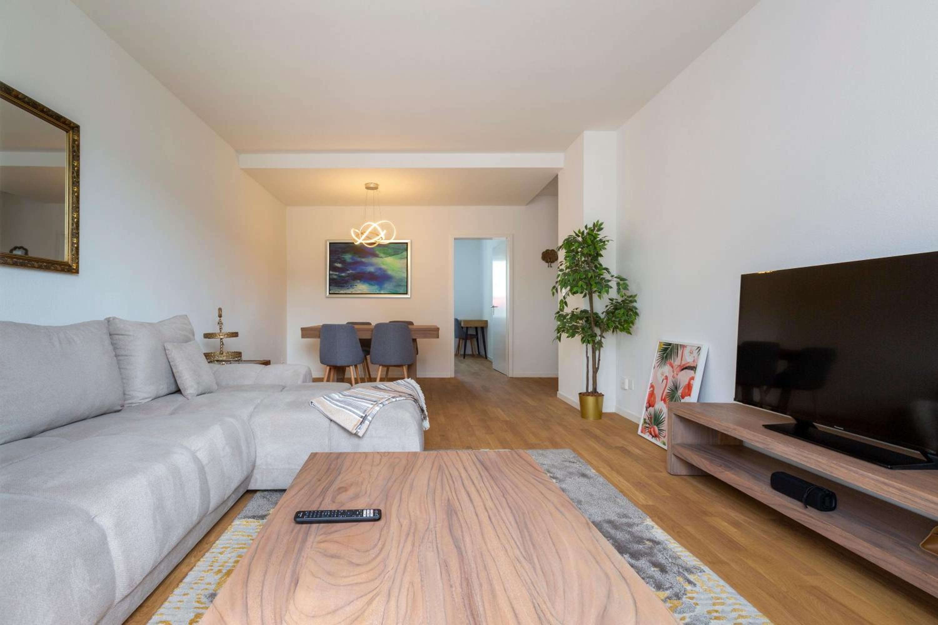 KAYA Zurich Apartment 4A - Downtown 2BR Apt with Balcony